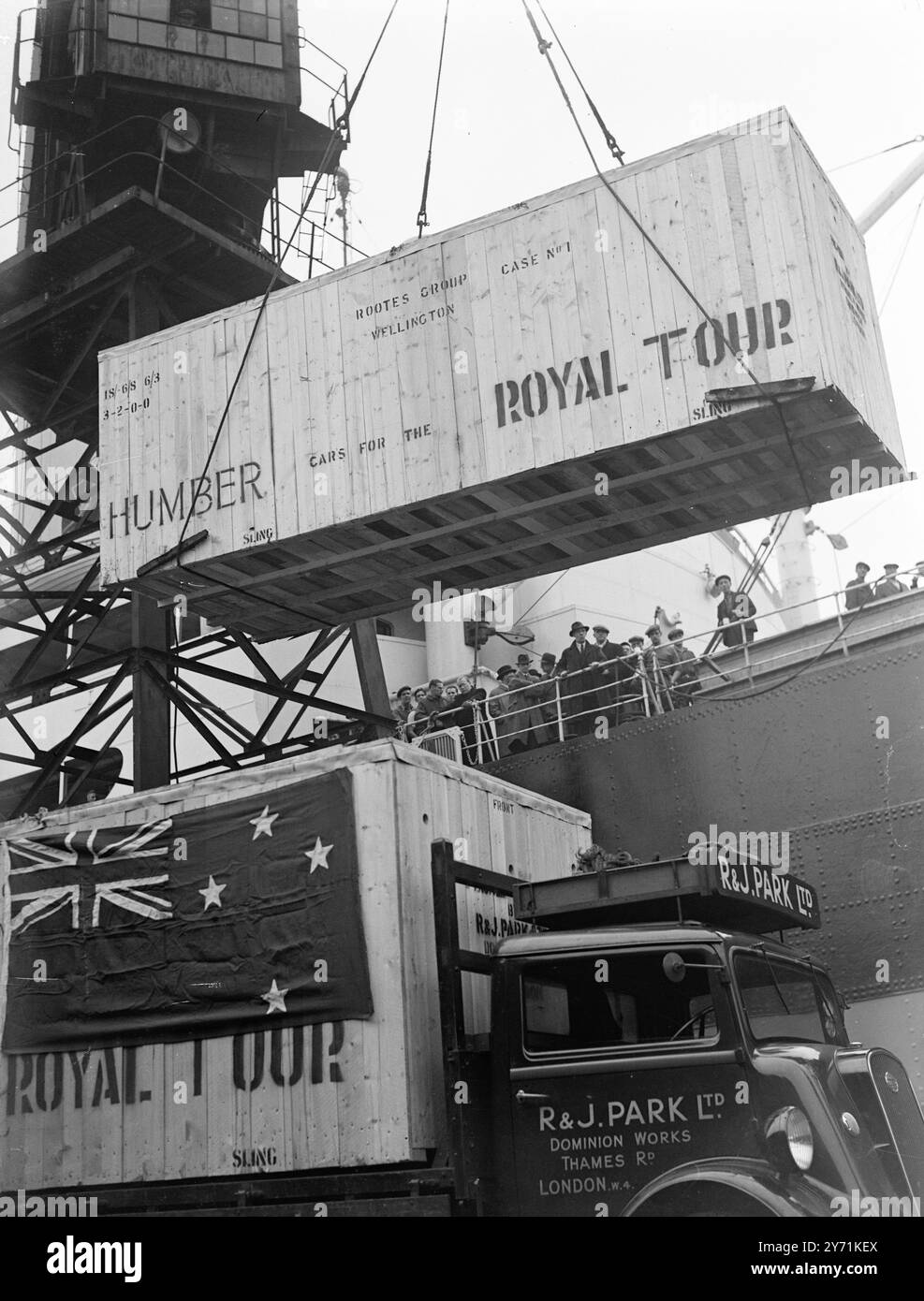 AUTOS FÜR DIE ROYAL TOUR an BORD der speziell für die Royal Tour of New Zealand gebauten Fahrzeugflotte werden Anfang nächsten Jahres in Kisten verpackt an Bord der HORORATA an den Royal Albert Docks, London, / in Vorbereitung auf den Tag des Segelns am 24. Nov. Sie tragen Plaketten mit der Königlichen Krone , wenn sie von der königlichen Partei benutzt werden , und fliegen die Königliche Krone , wenn sie von der Königlichen Partei benutzt wird, und fliegen den königlichen Standard, wie es üblich ist. 18. November 1948 Stockfoto