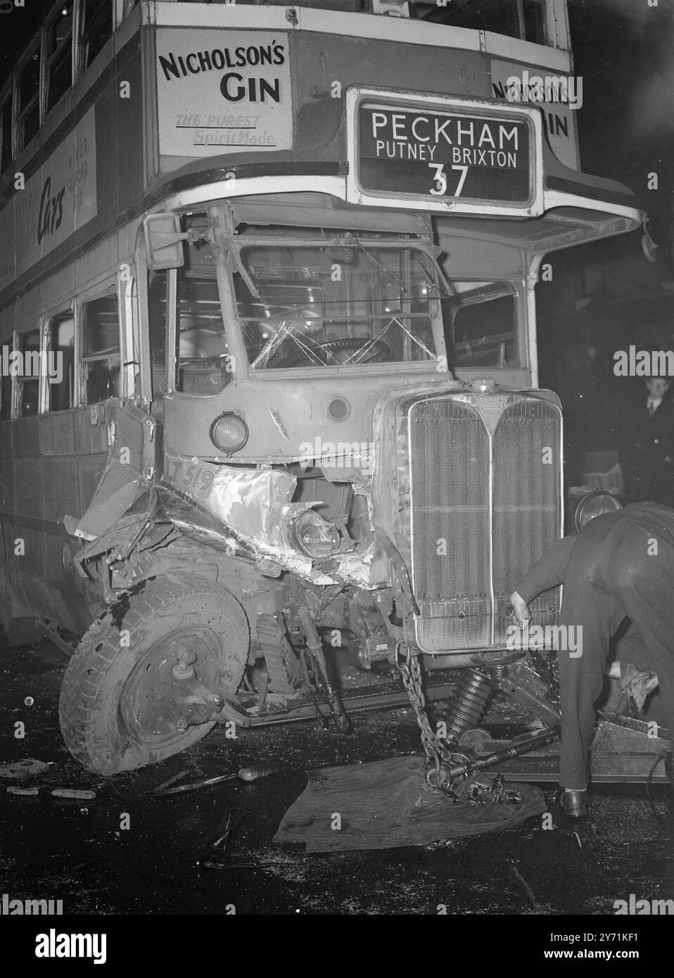 Bei einem Zusammenstoß zwischen einem London Transport Bus und einem Privatfahrzeug in East Dulwich Grove, London, S E wurden drei Personen getötet und eine Person schwer verletzt . Am späten Nachmittag . Sie waren die Insassen des Wagens, der in einen Doppeldeckerbus der Linie 37 (Hounslow nach Peckham) einschlug. Eine Reihe von Busfahrern wurde im nahe gelegenen East Dulwich Hospital behandelt. DAS BILD ZEIGT:- der zerschmetterte vor dem Bus vom Unfall. 21. November 1948 Stockfoto