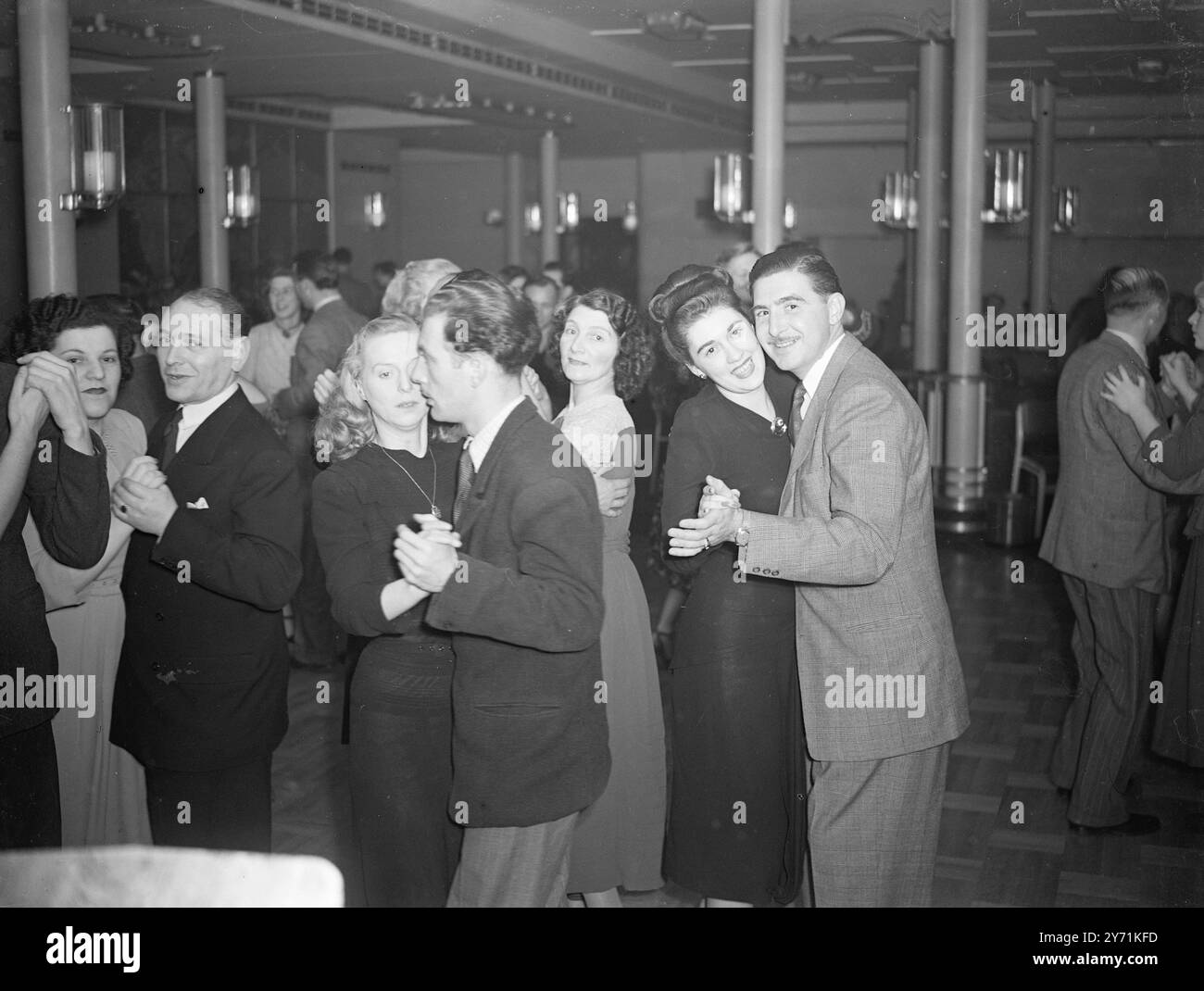 TANZEN WÄHREND SIE AN BORD EINES STREIKS WARTEN Passagiere der Touristenklasse an Bord des streikenden White Star Liners , Queen Elizabeth in Southampton , finden Tanz eine angenehme Erholung , um die Zeit zu vertreiben . Es wird nicht erwartet, dass das Schiff frühestens bis morgen Nachmittag nach New York segelt. 22. November 1948 Stockfoto