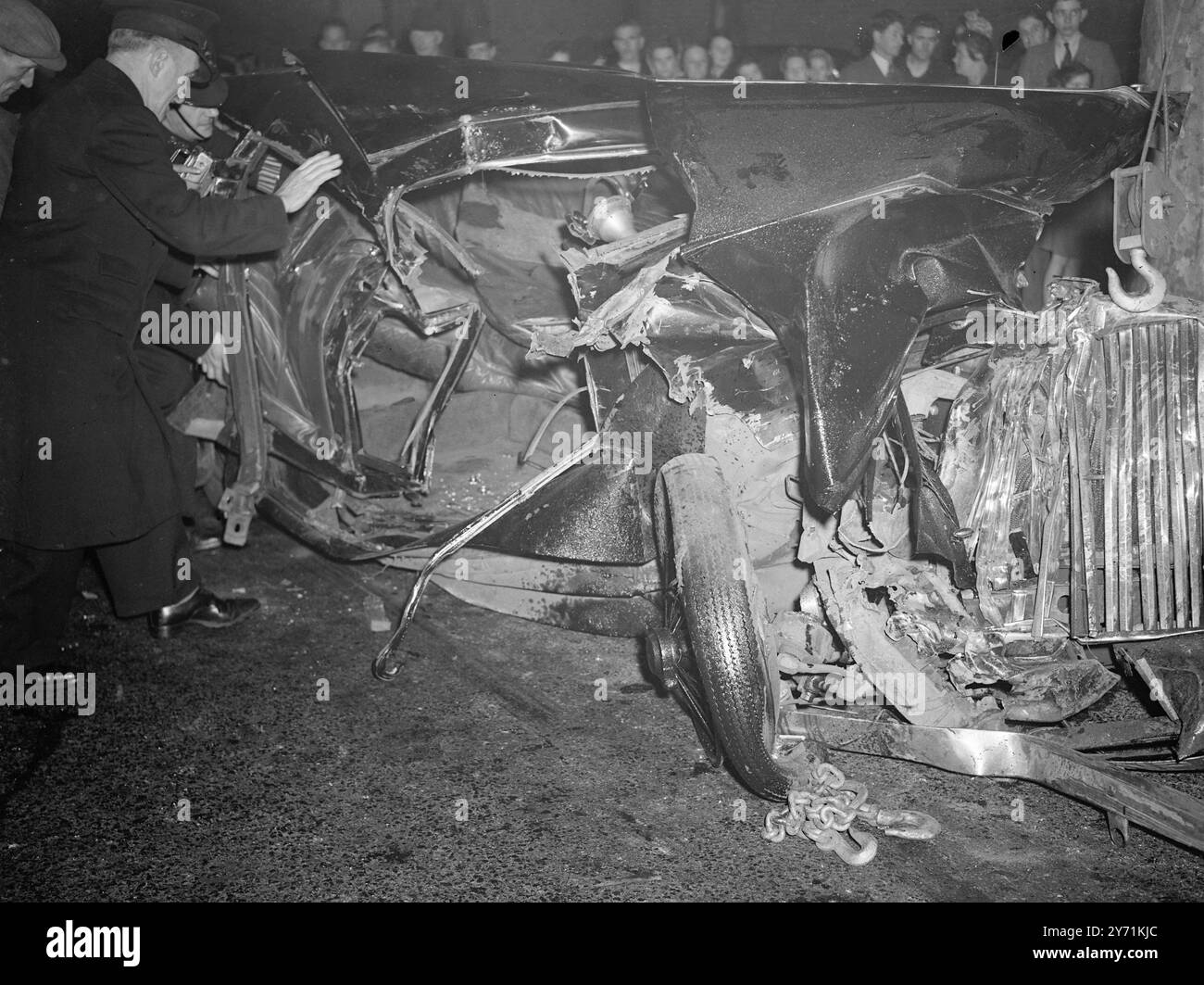 Bei einem Zusammenstoß zwischen einem London Transport Bus und einem Privatfahrzeug in East Dulwich Grove, London, S E wurden drei Personen getötet und eine Person schwer verletzt . Am späten Nachmittag . Sie waren die Insassen des Wagens, der in einen Doppeldeckerbus der Linie 37 (Hounslow nach Peckham) einschlug. Eine Reihe von Busfahrern wurde im nahe gelegenen East Dulwich Hospital behandelt. 21. November 1948 Stockfoto