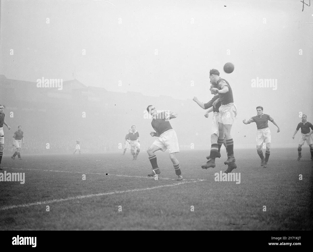 Ein WETTKAMPF UM DEN BALL, WÄHREND CHELSEA ASTON VILLA von links nach rechts KÄMPFT;- MARTIN , Aston Villa rechts zurück , BENTLEY , Chelsea Mittelstürmer und PARKES , Aston Villa Centre halb , in einem Wettkampf um den Ball während des Football Association League I Spiels in Stamford Bridge , London . 27. November 1948 Stockfoto