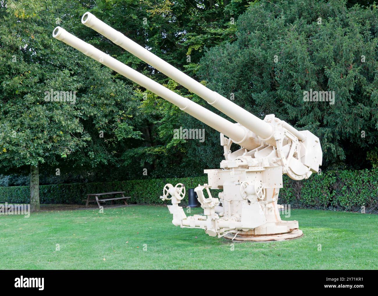 Eine deutsche SK C/33 zweiteilige, 105 mm Kaliber, Marine-Flugabwehrkanone, ausgestellt auf dem Gelände des Gedenkmuseums für die Schlacht in der Normandie, Stockfoto