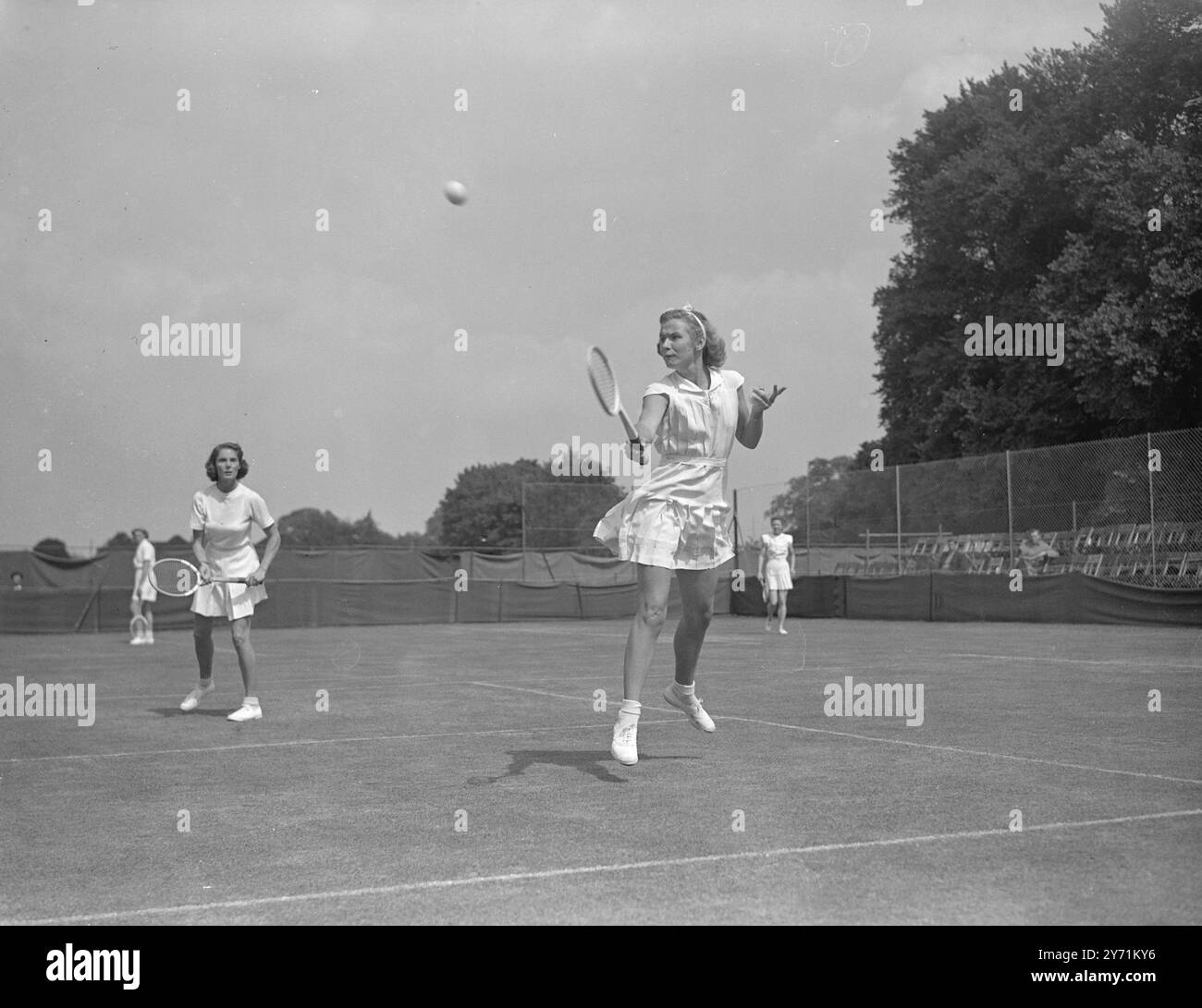 "WIMBLEDON PREVIEW" WIGHTMAN CUP TRIALS IN SURBITON. Die Lawn Tennis Association hat heute mehrere namhafte Spielerinnen zu den Wightman Cup Trials in den ersten beiden Tagen des Surbiton Jahresturniers eingeladen , das heute eröffnet wird . DAS BILD ZEIGT :- Joy Gannon . Mai 1948 Stockfoto