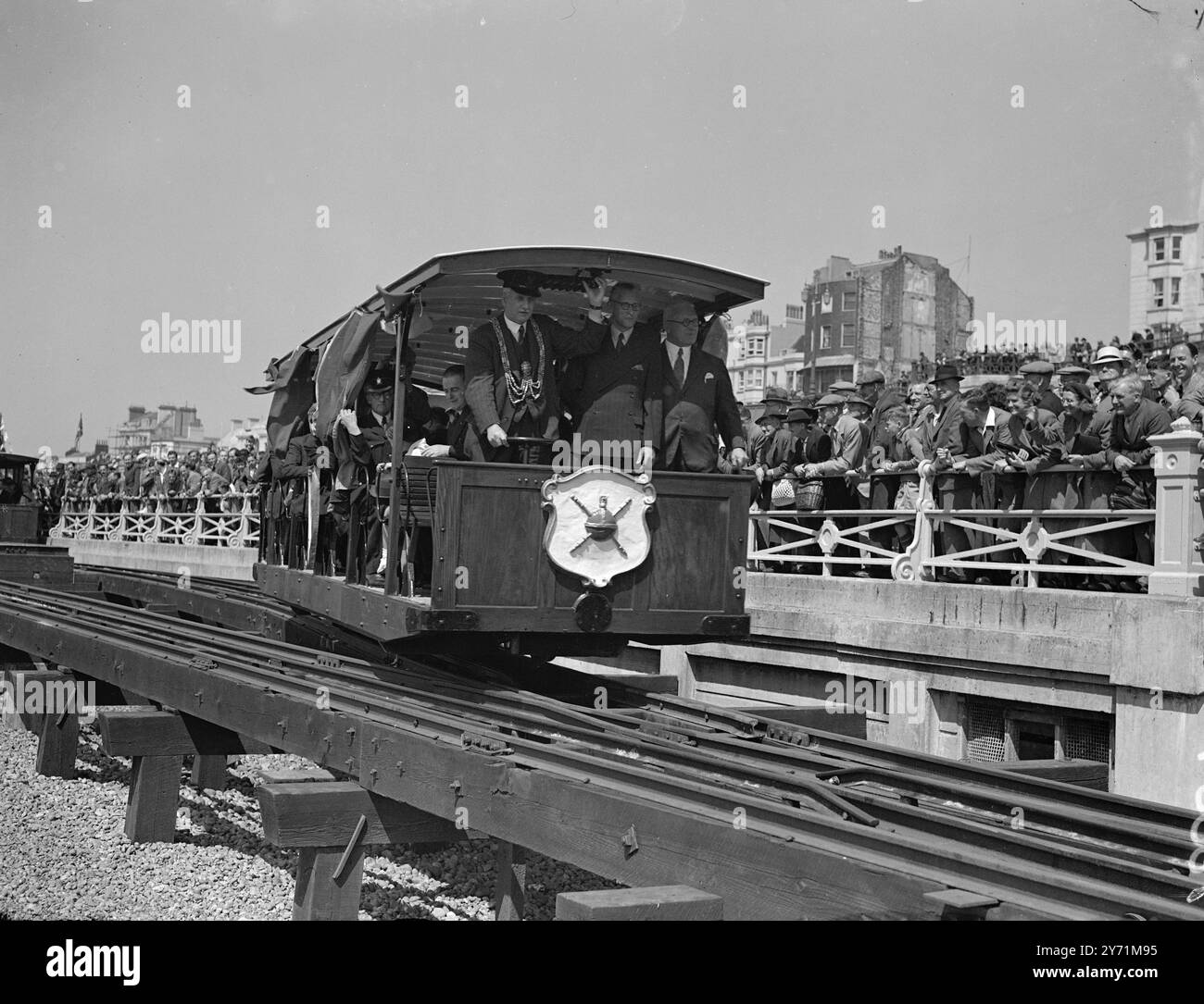UND ES IST VERSTAATLICHT! Die Elektrobahn am Meer in Brighton, die seit ihrer Eröffnung im Jahr 1883 bis zum Ausbruch des Krieges Urlauber anzog, war heute wieder in Betrieb ( Whit-saturday) . Die früher als Volk ' s Railway bezeichnete Bahnstrecke verläuft vom Palace Pier nach Black Rock und wird heute von der Corporation Transport Department betrieben. Der erste Wagen wurde heute von Brightons Bürgermeister, Stadtrat Percy, FREUND JAMES, in Betrieb genommen. DAS BILD ZEIGT:- DER BÜRGERMEISTER VON BRIGHTON mit Kappe und Bürokette fährt das erste Auto auf der elektrischen Bahn. M Stockfoto