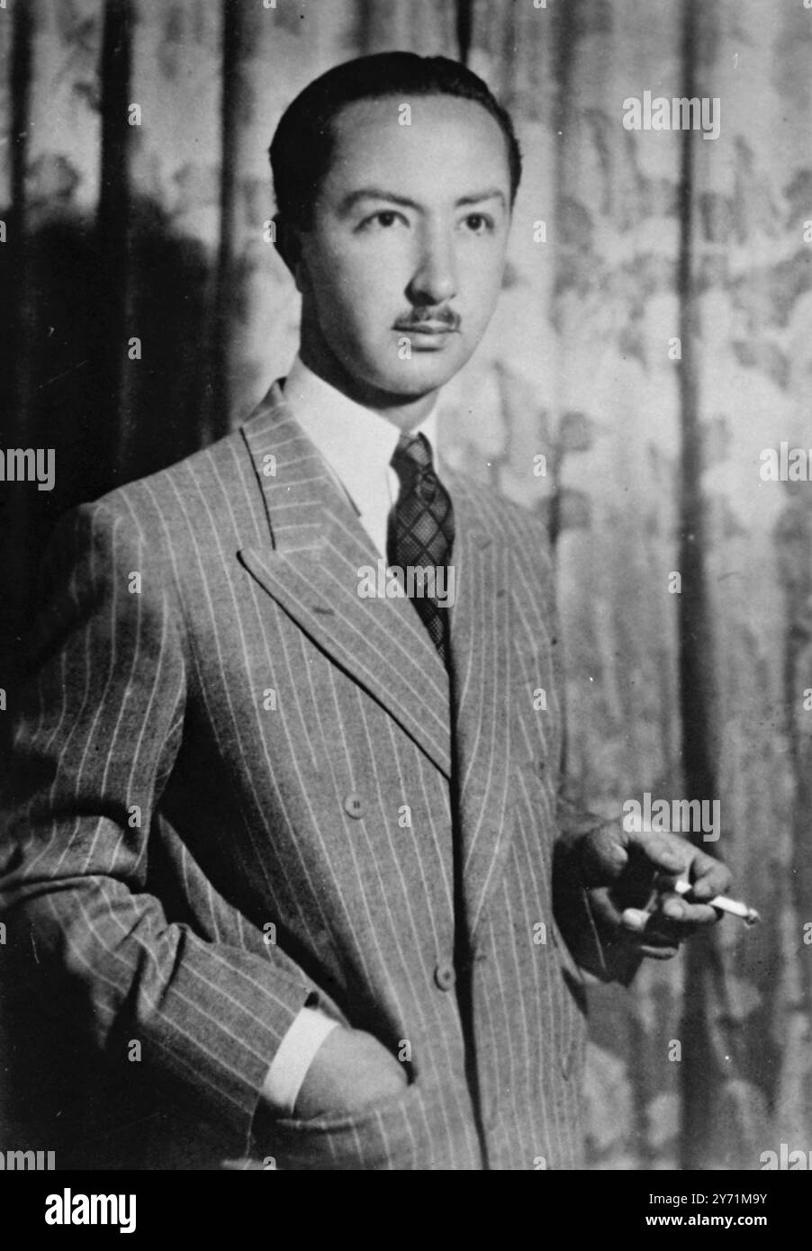 REGENT UND HERRSCHER ABDUL ILLA VON IRAK . Der virtuelle Herrscher des 116,000 Quadratkilometer großen arabischen Staates Irak / Irak ist schlank , gutaussehend , ABDUL ILLAH , Regentin des Königreichs , und Onkel des dreizehnjährigen bo KING FEISAL . Kaum in seinen dreißiger Jahren ist der Regent ein leidenschaftlicher Sportler und ein scharfer Verwalter . IM IRAK gibt es keinen Staatsrat , und der Regente , der die Arbeit der Regierung überwacht , dingle Handed , verbindet westliche Diplomatie mit der Beharrlichkeit des Ostens , um sein Land zu regieren . Als Mitglied der Arabischen Liga steht DER IRAK am Rande des "Heiligen Krieges", der PA zu verschlingen droht Stockfoto