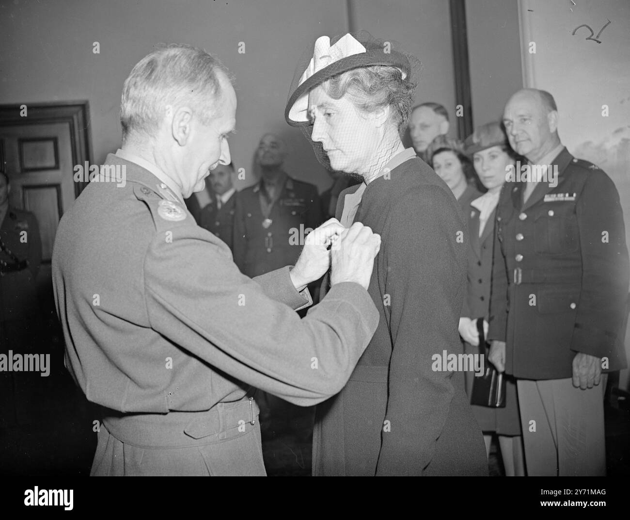 ORDNUNG DES BADES FÜR DEN NIEDERLÄNDISCHEN GENERAL. Eine Untersuchung fand im Kriegsministerium statt , als Feldmarschall Lord MONTGOMERY von Alemain den Liet-General D. Van VOORSTEVEKINK mit dem Begleiterzeichen des Ordens von Bath ausstattete . Der niederländische General hat bereits viele Dekorationen zu seinem Amt , darunter Französisch , Polnisch , Dänisch und Belgien . Er befehligte alle niederländischen Truppen in den USA. K . Während der Kriegsjahre. DAS BILD ZEIGT :- Lord MONTGOMERY stiftet die Königsmedaille für Mut auf Mademo isalle Frederique DUPUICH , F . A . N . J . Bei der heutigen Untersuchung im Krieg O Stockfoto