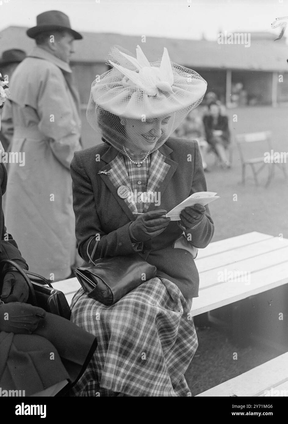"KRÖNUNGSBECHER " EPSOM-TREFFEN. Sieben Pferde liefen im Krönungsbecher auf einer Distanz von anderthalb Meilen bei Epsom . Der letztjährige Derby-Sieger Pearl River - das französische Pferd - gehörte zu den Läufern . DIE BILDER ZEIGEN :- Miss HOLMES WATSON , trägt einen rosa gefiederten Vogel auf einem grauen Filzhut beim Epsom Meeting . Juni 1948 Stockfoto