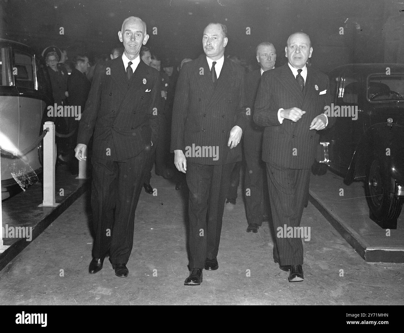 DUKE OF GLOUCESTER ERÖFFNET DIE BRITISCHE AUTOMOBILAUSSTELLUNG H.R.H. der Duke of Gloucester eröffnete die 33. Internationale Automobilausstellung, die erste seit zehn Jahren im Earl's Court in London stattfand. Obwohl britische, amerikanische, französische und italienische Autos ausgestellt werden, kann man sie treffend als das Fenster der britischen Motorindustrie zur Welt bezeichnen, da Überseekäufer großes Interesse an den Nachkriegsentwürfen von 32 britischen Automobilfirmen zeigen werden. Sie ist ein Beleg für die Fortschritte der britischen Automobilindustrie. DAS BILD ZEIGT: F.J. Connoly ( President S.M.M.T. ) Herzog von Glo Stockfoto