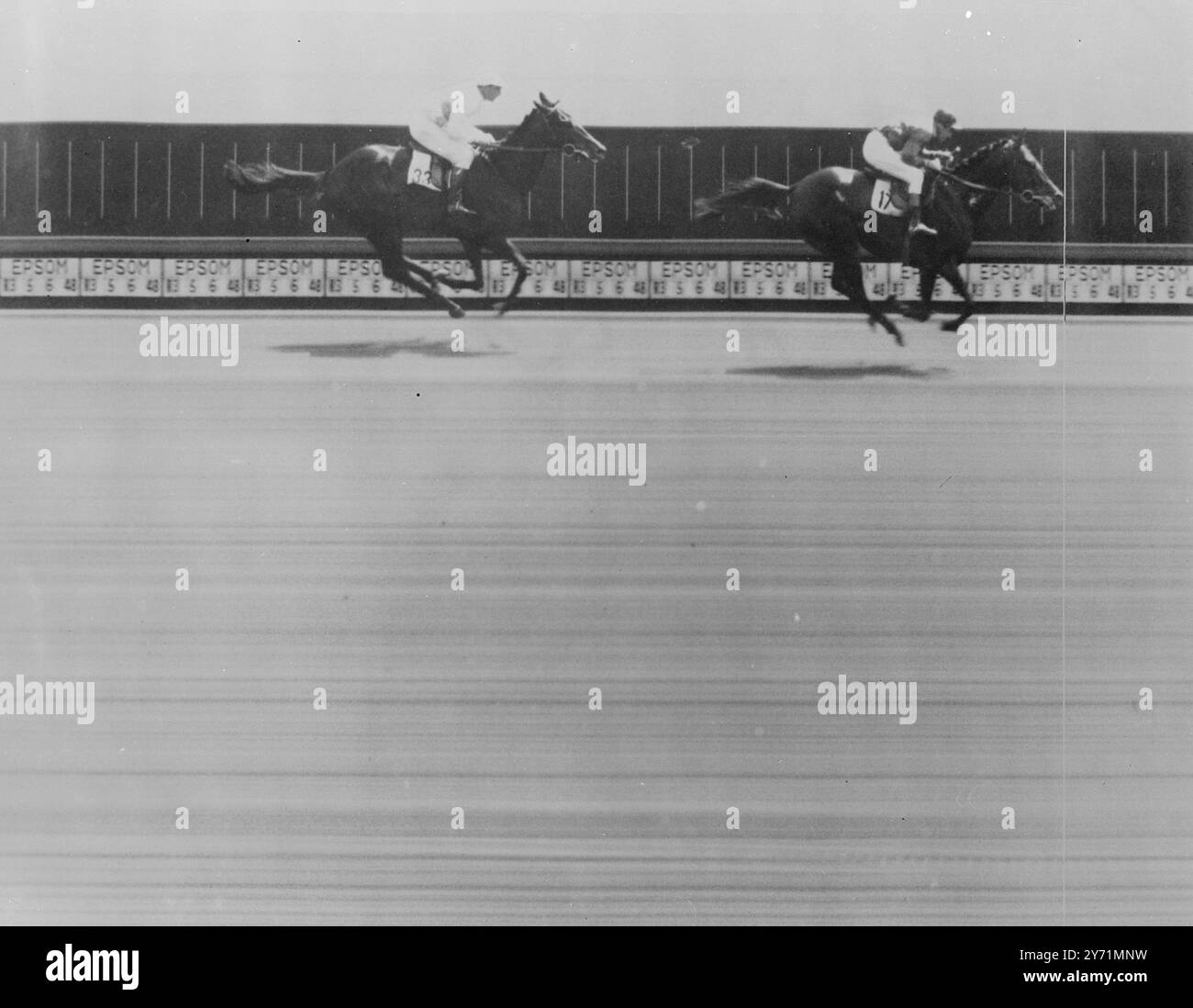 Rennbesucher aus dem ganzen Land kamen nach Epsom Downs , um das diesjährige "Blue Riband "-Rennen , DAS DERBY , zu sehen . Im diesjährigen DERBY gab es dreiunddreißig Läufer , dem zweitgrößten Feld seit dem ersten Rennen im Jahr 1780 . Der Gewinner war H H H The AGA Khan ' s MY LOVE , zusammen mit dem Jockey R JOHNSTONE , ROYAL DRAKE , im Besitz von M L Volterra , J . Doyasbere , oben , und dritter war H H der Aga Khan ' s NOOR , mit T Weston im Sattel . DAS BILD ZEIGT :- " kein Zweifel daran " dieses Bild zeigt das " Foto-Finish " des DERBY 1948 mit MEINER LIEBE , dem Gewinner . Stockfoto