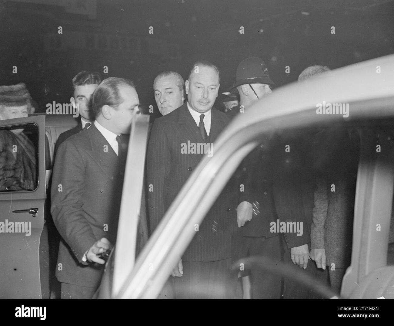 DUKE OF GLOUCESTER ERÖFFNET DIE BRITISCHE AUTOMOBILAUSSTELLUNG H.R.H. der Duke of Gloucester eröffnete die 33. Internationale Automobilausstellung, die erste seit zehn Jahren im Earl's Court in London stattfand. Obwohl britische, amerikanische, französische und italienische Autos ausgestellt werden, kann man sie treffend als das Fenster der britischen Motorindustrie zur Welt bezeichnen, da Überseekäufer großes Interesse an den Nachkriegsentwürfen von 32 britischen Automobilfirmen zeigen werden. Sie ist ein Beleg für die Fortschritte der britischen Automobilindustrie. DAS BILD ZEIGT: Der Herzog von Gloucester (links) untersucht einen von Stockfoto