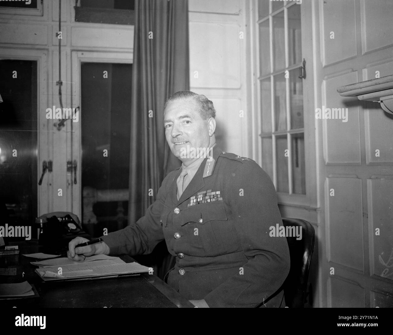 GENERALLEUTNANT SIR GEORGE ERSKINE , GENERALOFFIZIER der britischen Truppen in Ägypten - Truppen, deren Kommando aufgerufen wurde , die Ausschreitungen der Ägypter in der Suezkanalzone zu unterdrücken . Generalleutnant Erskine ist der unmittelbare Stellvertreter von General Sir Brian Robertson , Oberbefehlshaber der britischen Landstreitkräfte im Nahen Osten . 16. Oktober 1951 Stockfoto