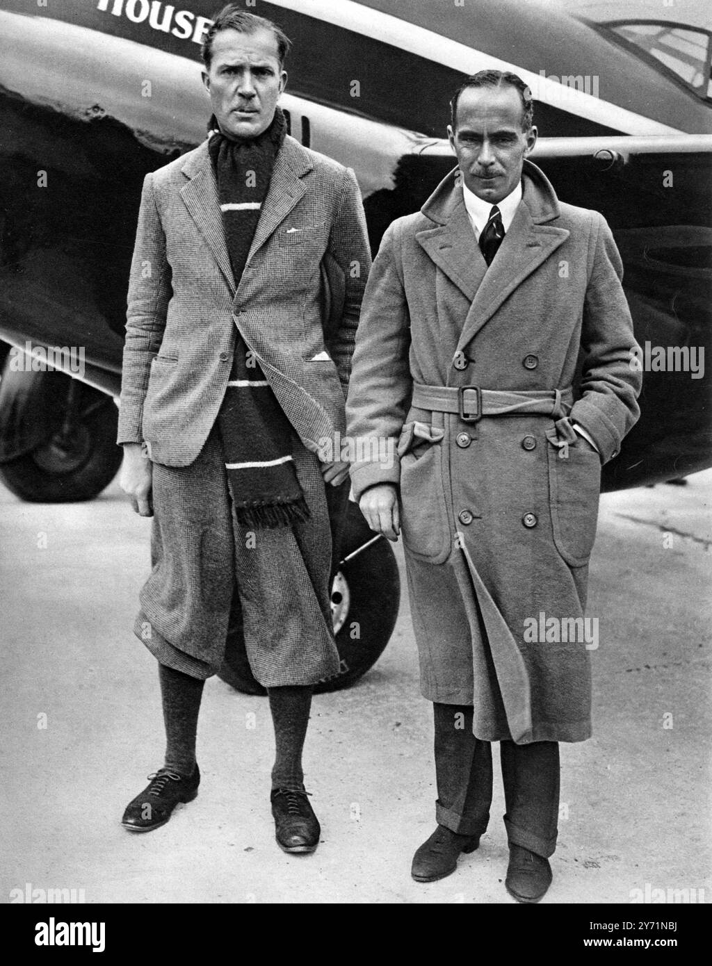 Die Gewinner des Great Air Race von London nach Melbourne Mr. CWA Scott und Mr. Tom Campbell Black vor ihrem DH 88 Comet " Grosvenor House " . Sie verließen Mildenhall um 6:34 Uhr am 20. Oktober 1934 und erreichten am 27. Oktober 1934 um 5:34 Uhr die Flemington Racecourse in Melbourne Stockfoto