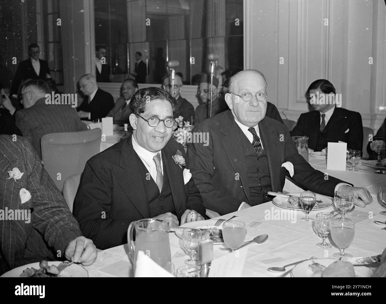 INDISCHE REDAKTEURE UNTERHIELTEN SICH ZUM MITTAGESSEN. Die Indian and Eastern Newspaper Society unterhielt die Delegation indischer Redakteure zum Mittagessen im Savoy Hotel in London . Redakteure und Führungskräfte der meisten Londoner Zeitungen und Wochenzeitungen sowie eine große Vertretung von Handel und Handel waren anwesend . DIE BILDER ZEIGEN :-SUNDER KABADI , ( Express-Zeitung ) ( links ) saß neben Sir Frederick HANDLEY SEITE , C B E , beim heutigen savoy Luncheon . Juni 1948 Stockfoto