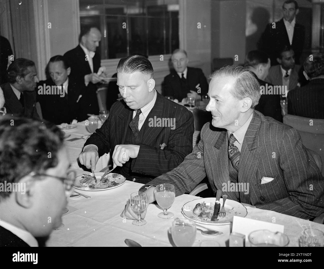 INDISCHE REDAKTEURE UNTERHIELTEN SICH ZUM MITTAGESSEN. Die Indian and Eastern Newspaper Society unterhielt die Delegation indischer Redakteure zum Mittagessen im Savoy Hotel in London . Redakteure und Führungskräfte der meisten Londoner Zeitungen und Wochenzeitungen sowie eine große Vertretung von Handel und Handel waren anwesend . DIE BILDER ZEIGEN :- Herr A G BOTTOMLEY ( links ) M P SEC , für den Überseehandel , dargestellt mit Herrn E W DAVIES , Generaldirektor des Presseverbandes , beim heutigen Savoy Luncheon . Juni 10 1948 . Stockfoto