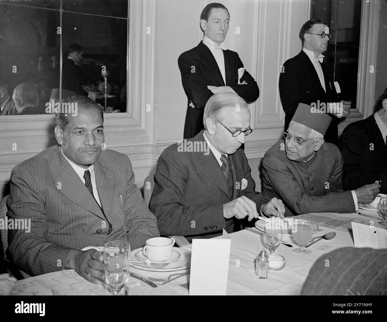 INDISCHE REDAKTEURE UNTERHIELTEN SICH ZUM MITTAGESSEN. Die Indian and Eastern Newspaper Society unterhielt die Delegation indischer Redakteure zum Mittagessen im Savoy Hotel in London . Redakteure und Führungskräfte der meisten Londoner Zeitungen und Wochenzeitungen sowie eine große Vertretung von Handel und Handel waren anwesend . DIE BILDER ZEIGEN :- R N GOENKA ( Express-Zeitung , madras ) ( links ) mit Lord Layton ( Chairman News Chronicles and Star Newspaper und Direktor von Reuters Ltd , ( Mitte) und K . SRINAVASON ( Mann). Redakteurin von "The Hindu " ( madras) bei Today ' s Lucheon im Savoy , London Stockfoto