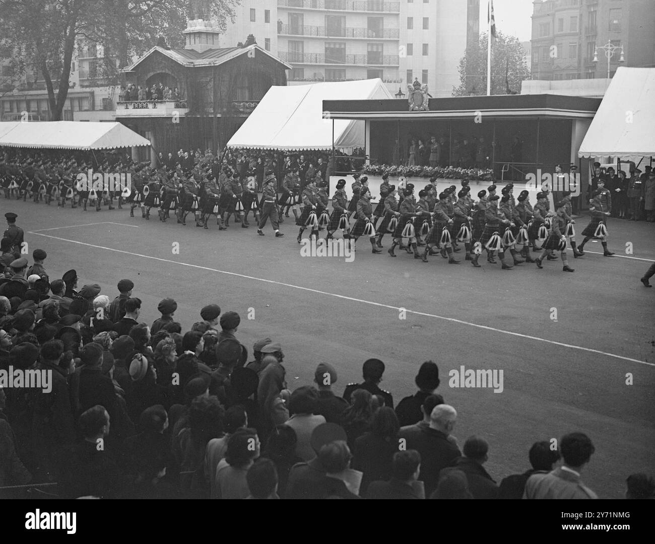 HYDE PARK PARADE Achttausend Offiziere und Männer waren auf einer Parade in Hyde Park, London, als H. M. the King Territorialkontingente aus jedem Heimatkommando überprüfte. Die Parade war unter Generalmajor G.W. Symes , Kommandant der 43. (Wessex) Infanteriedivision , darunter 800 A.T.S. und 450 Armeekadetten . Später ging der König zum Stanhope Gate, wo er am vergangenen marsch einen Gruß nahm. DAS BILD ZEIGT:- Kontingent der Territorialkommandos des östlichen Kommandos marschiert an der Salutbasis vorbei, während H. M. der König während der Parade der Territorialarmee den Salut abnimmt. 31. Oktober 1948 Stockfoto