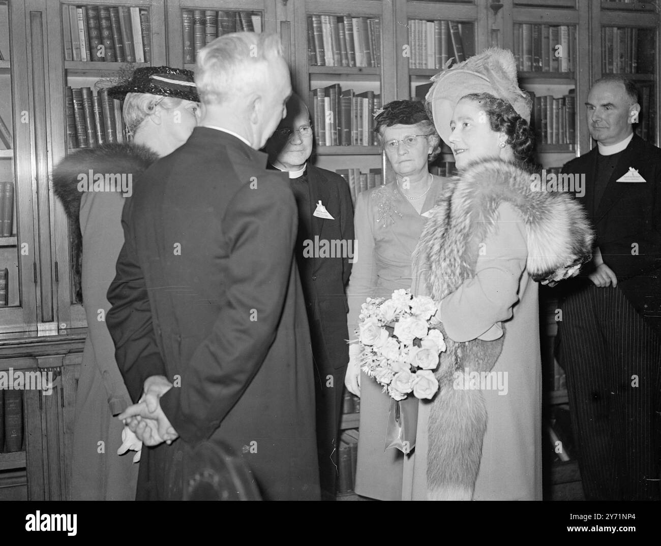 KÖNIGIN TRIFFT MISSIONARE DER WELT Ihre Majestät die Königin besuchte das Hauptquartier der Church Missionary Society in London am Sailsbury-Square in der Fleet Street , als sie mit Beamten und Mitarbeitern der Gesellschaft zusammentraf und das Gebäude besichtigte, von dem aus Kontakt mit rund 1.000 Missionaren in verschiedenen Teilen der Welt besteht . Kirchenarbeiter aus Ost - und Westafrika , Ägypten Palästina Pakistan und China wurden in ihre Majestät eingeführt . Anlass war das dritte Jubiläum der Gesellschaft . DAS BILD ZEIGT: Ihre Majestät die Königin spricht mit Missionaren der australischen und neuseeländischen Kirche Stockfoto