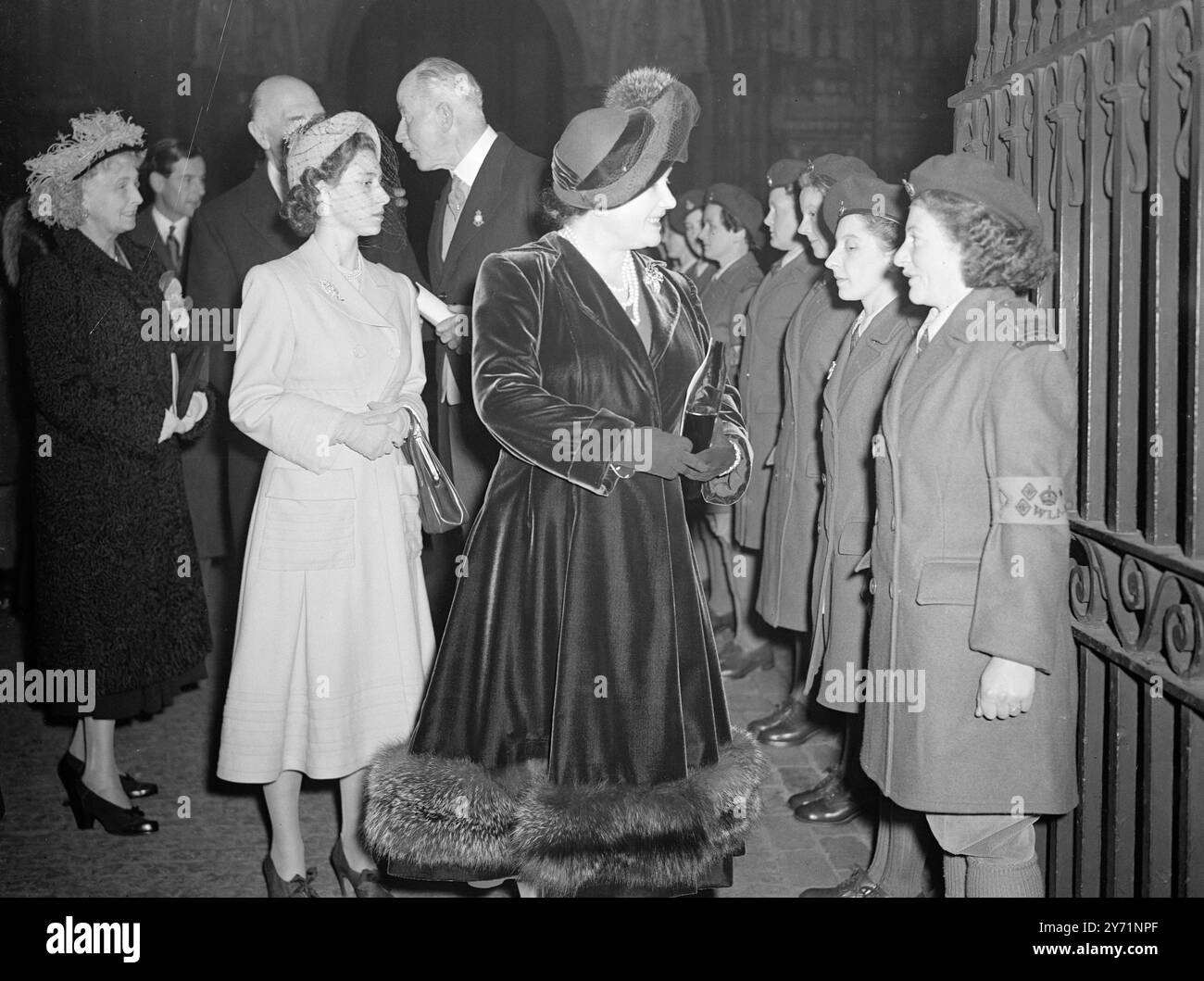 KÖNIG UND LANDARBEITER DANKEN FÜR DIE ERNTE. H.M. der König nahm in Begleitung der Königin und mit 1.700 Bauern und Landarbeitern an der Westminster Abbey in London Teil , dem größten Erntefest der jemals in Großbritannien stattfand . Selbst angebautes Obst und Gemüse wurden von Mitgliedern des Jungbauervereins in einer Prozession getragen. DAS BILD ZEIGT: - Ihre Majestät die Königin und Prinzessin Margaret inspizieren die Landmädchen, von denen einige nach dem Thanksgiving Service eine Ehrenwache bildeten. 30. Oktober 1948 Stockfoto