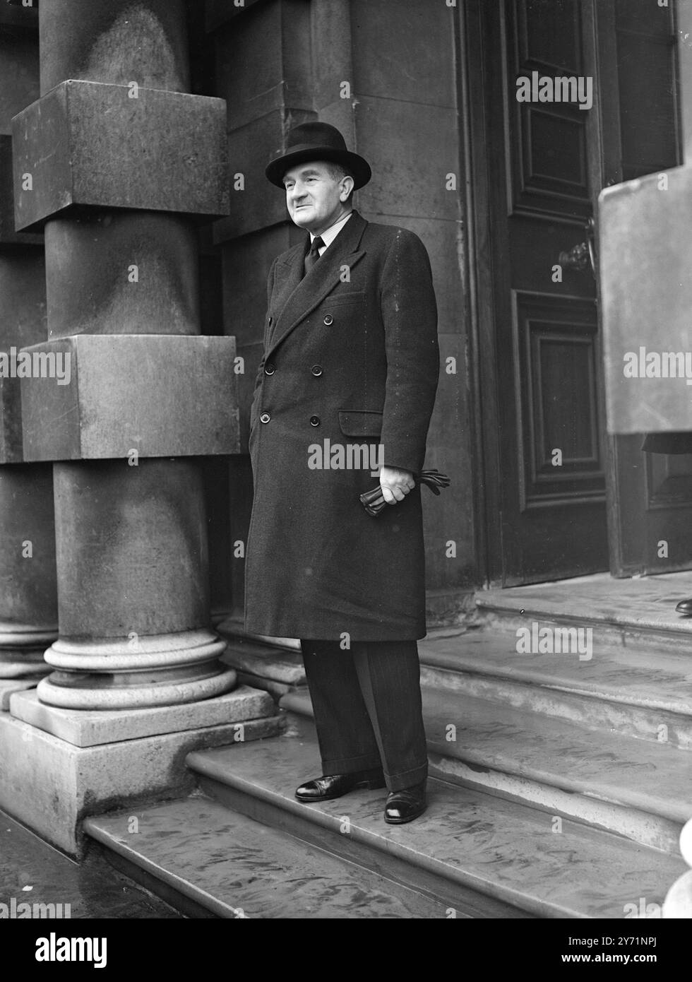 GENERAL SLIM ÜBERNIMMT DAS KRIEGSMINISTERIUM GENERAL SIR WILLIAM JOSEPH SLIM , GBE, KCB , MA , übernahm seine Aufgaben als Chief of Imperial General Staff im Londoner Kriegsministerium . Er ist Nachfolger von FELDMARSCHALL VIACOUNT MONTGOMERY , der Vorsitzender des Europäischen Kommandos der Vereinten Nationen wird . General Slim kommandierte das 1. Burma Corps und war Oberbefehlshaber des 14. Armee , alliierte Landstreitkräfte in Südostasien . DAS BILD ZEIGT:- GENERAL SIR WILLIAM JOSEPH SLIM fotografierte als er ( in mufti ) im Londoner Kriegsministerium ankam, um seine Aufgaben zu übernehmen . 1. November 1948 Stockfoto