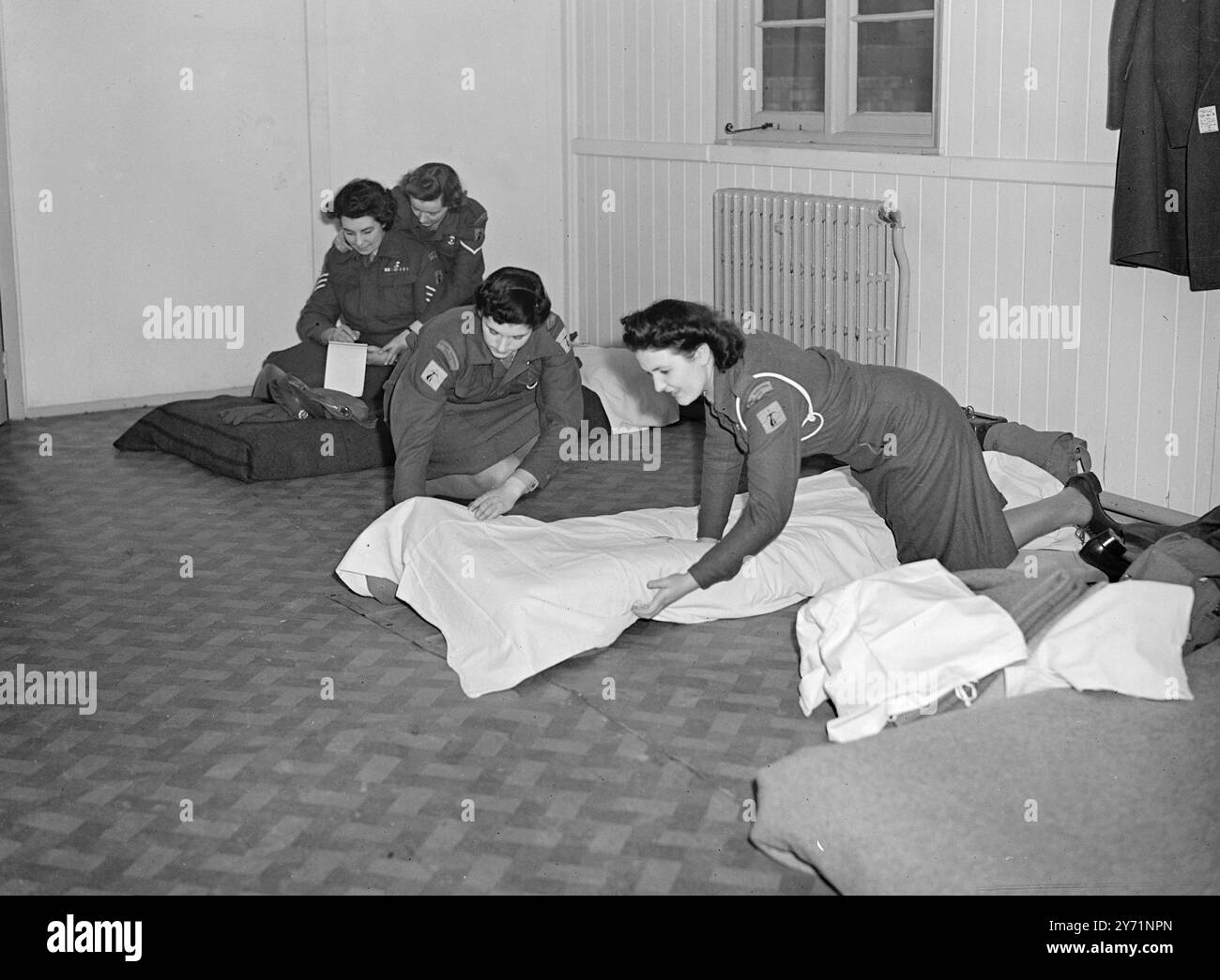 '' MIT BLUMEN BEGRÜSST '' ARMEE MÄDCHEN FÜR ROYAL REVIEW ZIEHEN INS OLYMPISCHE LAGER 600 Hilfskräfte für Territorialdienste , Mädchen, die Teil der Territorialarmee (Volunteer Army) von 8.000 sein werden, die morgen vom König im Hyde Park in London überprüft werden sollen, zogen heute in das ehemalige Olympialager im Royal Park in Richmond, Surrey. Dieses Camp, das die britische Regierung 35.000 £ für die Sanierung für die Olympischen Spiele kostet, ist mit allen modernen Annehmlichkeiten ausgestattet. Es hat alles von heißem und kaltem Wasser bis hin zu Blumenbeeten, die von erfahrenen Landschaftgärtnern angelegt wurden. DAS BILD ZEIGT:- NORDENGLAND Stockfoto