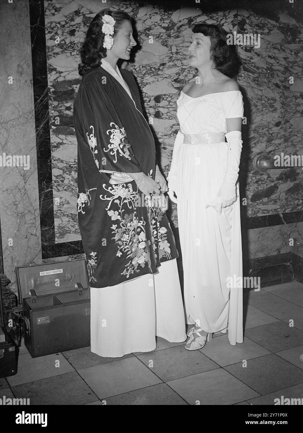 Oriental Night für Cage Me a Peacock Premiere. In einem fließenden Kleid im Kimono-Stil, das einen starken östlichen Einfluss zeigt, nimmt Mrs Worth von Chelsea am ersten Abend von Noel Langleys neuem Musical Cage Me A Peacock im Strand Theatre in London Teil. Juni 1948 Stockfoto
