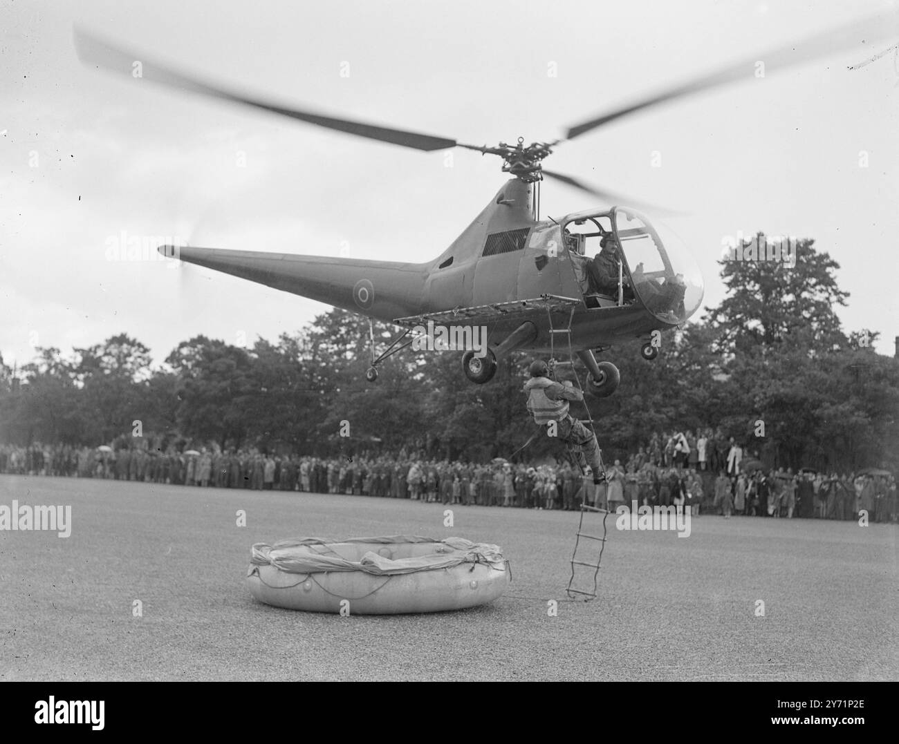 Monty besucht Airborne-Männer in seiner Eigenschaft als Oberst Kommandant nahm das Fallschirmregiment, Feldmarschall Viscount Montgomery, heute in Aldershot den Gruß an der austretenden Parade der Soldaten. Der Feldmarschall änderte sein übliches schwarzes Panzerkorps-Baskenmütze für den helleren der Red Devils, der zum „Old Comrades Day“ des Regiments gehörte. Das Programm beinhaltete eine Ausstellung von Fluggeräten. - - - Bild zeigt: " Parade Ground Rescue " - Teil der Ausstellung, die von "Monty " bezeugt wurde , war diese Rettung eines Piloten " Stockfoto