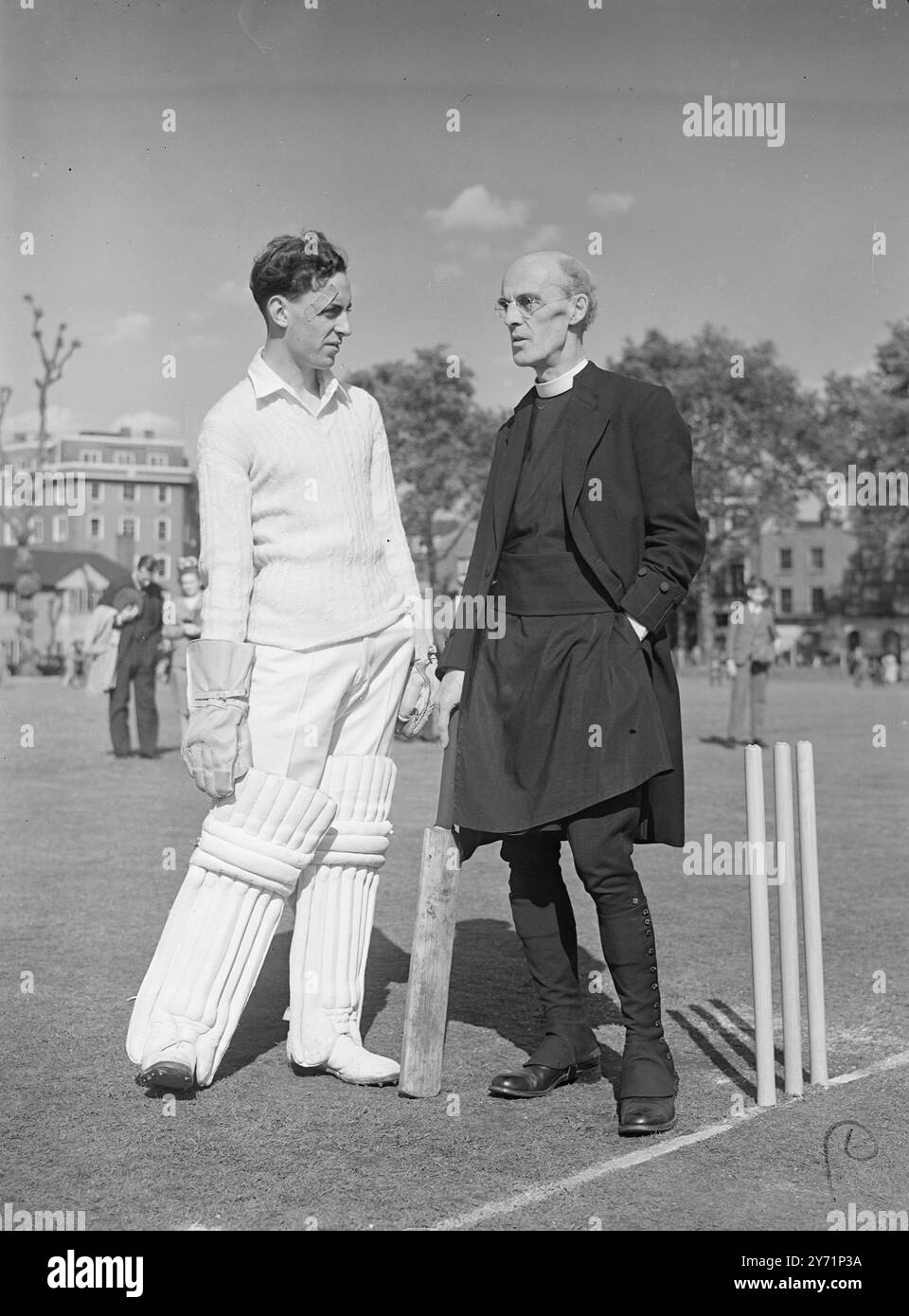Londons größter Platz wird wieder eröffnet. Anlässlich der Wiedereröffnung von Vincent Square, Westminster, Londons größtem Platz, durch den Dekan von Westminster, fand heute (Donnerstag) ein Cricketspiel zwischen dem Team der Westminster School und dem Forty Club statt. Berühmte Cricketspieler über 40 fanden auf dem berühmten alten Gelände statt. Das Bild zeigt: Der Dekan von Westminster (Kanon A.C. Don) unterhält sich zu Beginn des heutigen Cricketspiels mit David Stewart, 18 Jahre alt, von der Westminster School. Juni 1948 Stockfoto