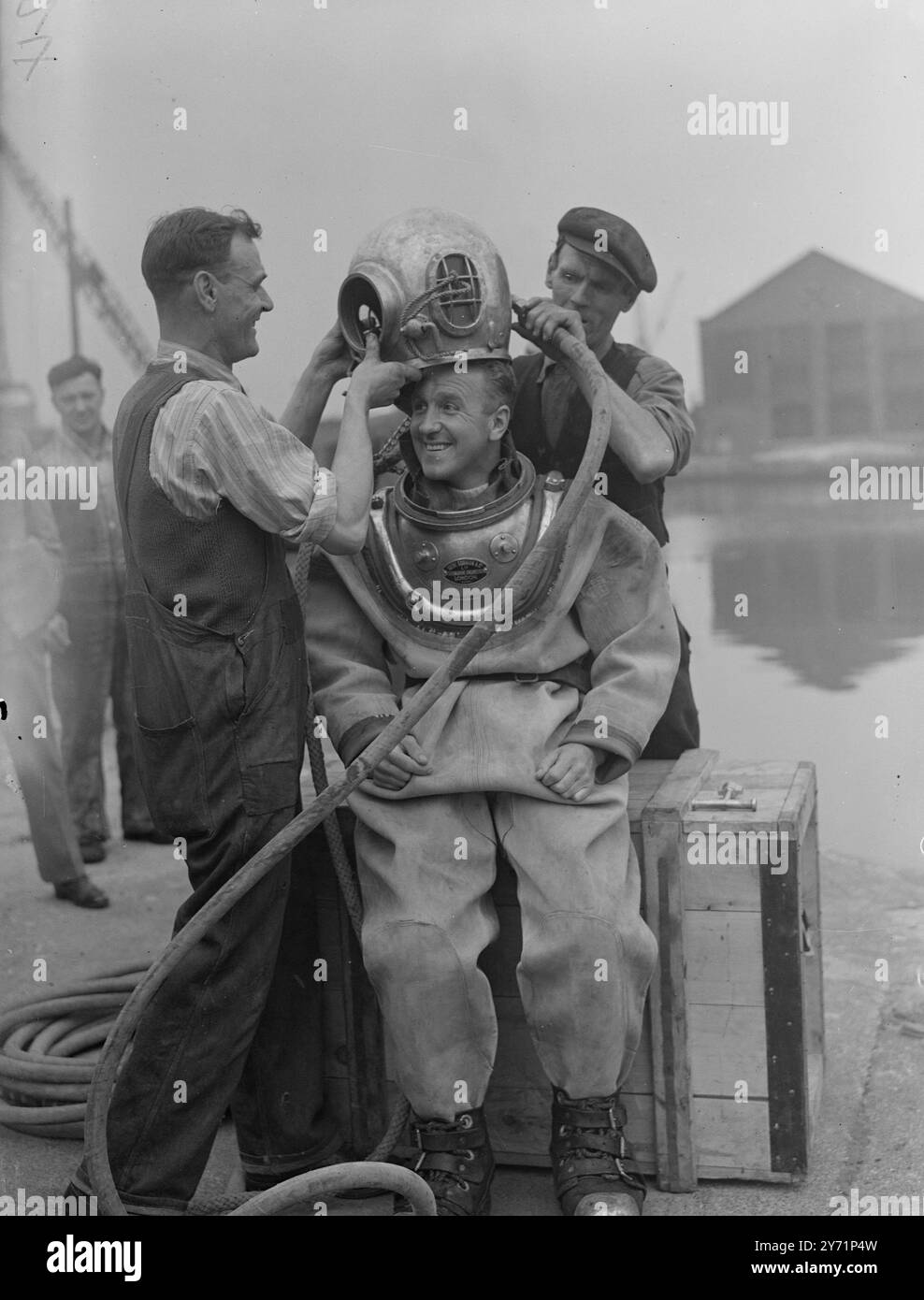 "The Right Hon. Diver" - M.P. geht unter. Es war ein Fall von " Vergessen Sie das Mitglied nicht " heute in den East India Docks, als Captain Ernest Marples, M. P ( Konservativer für Wallasey , Geschäftsführer einer Vertragsfirma ) trug einen Taucheranzug , um die Arbeit seines Unternehmens auf dem Boden der matschigen Themse zu untersuchen . Das Unternehmen baut das neue Kraftwerk von Papplar im Wert von 10.000.000 £ auf dem Gelände des Exportdocks in Ostindien und des Wharfs in Brunswick. Das Bild zeigt : - " untere Kammer " - Kapitän Ernest Marples zieht seinen Tauchanzug an , bevor er heute an den Docks von East India unter geht . Juni 1948 Stockfoto