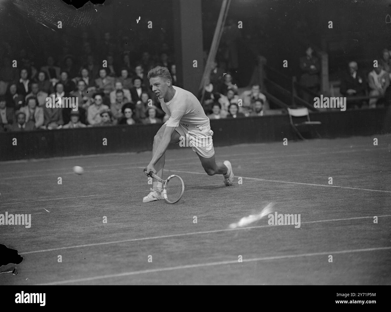 „Linksdännchen“ - Wimbledon-Meisterschaften T. Ulrich ( Dänemark ) macht einen Linksschuss während seines Spiels gegen B. Patty ( U. S), der in der ersten Runde der Männer Singles bei den Wimbledon Lawn Tennis Championships gewann. Juni 1948 Stockfoto