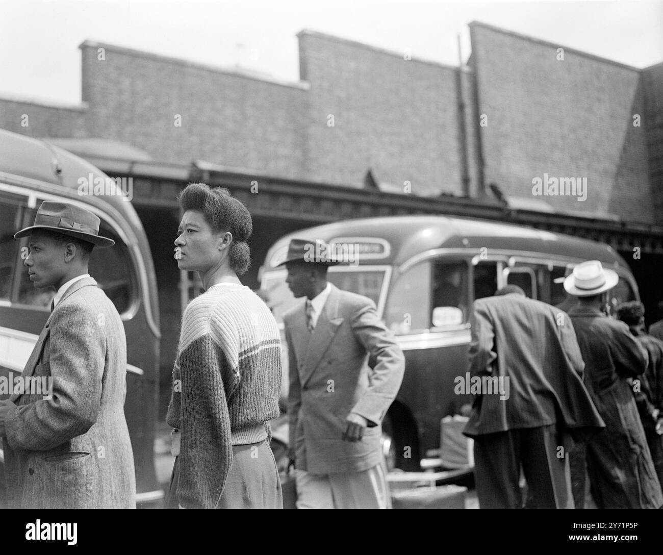 Evelyn Wauchope, eine jamaikanische Frau (eine Kleidermacherin aus Kingston, Jamaika), die im Ausland den Empire Windrush verstaute, wurde zu einem Passagier erster Klasse erhoben, als sie entdeckt wurde. Evelyn Wauchope - fotografiert bei der Ankunft in Tilbury Docks. Juni 1948 Stockfoto