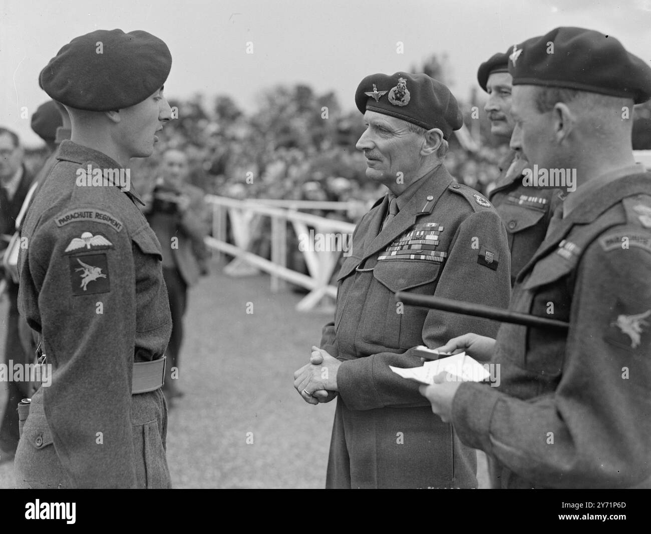 Monty besucht Airborne-Männer in seiner Eigenschaft als Oberst Kommandant nahm das Fallschirmregiment, Feldmarschall Viscount Montgomery, heute in Aldershot den Gruß an der austretenden Parade der Soldaten. Der Feldmarschall änderte sein übliches schwarzes Panzerkorps-Baskenmütze für den helleren der Red Devils, der zum „Old Comrades Day“ des Regiments gehörte. Das Programm beinhaltete eine Ausstellung von Fluggeräten. Das Bild zeigt: "Veteranenratschlag" - mit dem geflügelten Abzeichen des Fallschirmschirmregiments in seiner roten Baskenmütze, Fi Stockfoto