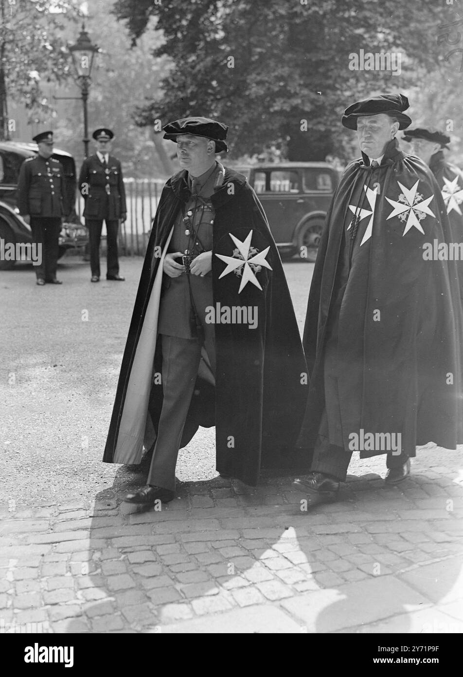 Die Flagge des Ordens wurde heute zum ersten Mal über der Westminster Abbey in London gehisst , als in der Abbey ein Gedenkgottesdienst abgehalten wurde . H.R.H. der Duke of Gloucester nahm als Grand Prior an dem Gottesdienst Teil und setzte den Lord Wakehurst als Lord Prior des Ordens von St. John ein. Eine Trompetenfanfare begrüßte die farbenfrohe Prozession des Großpriors und der Mitglieder des Generalkapitels, die mit schwarzen Mänteln bekleidet waren und auf der linken Seite weiße Kreuze des Ordens mit Tudorhüten trugen, als die Prozession an der Westtür ankam Stockfoto