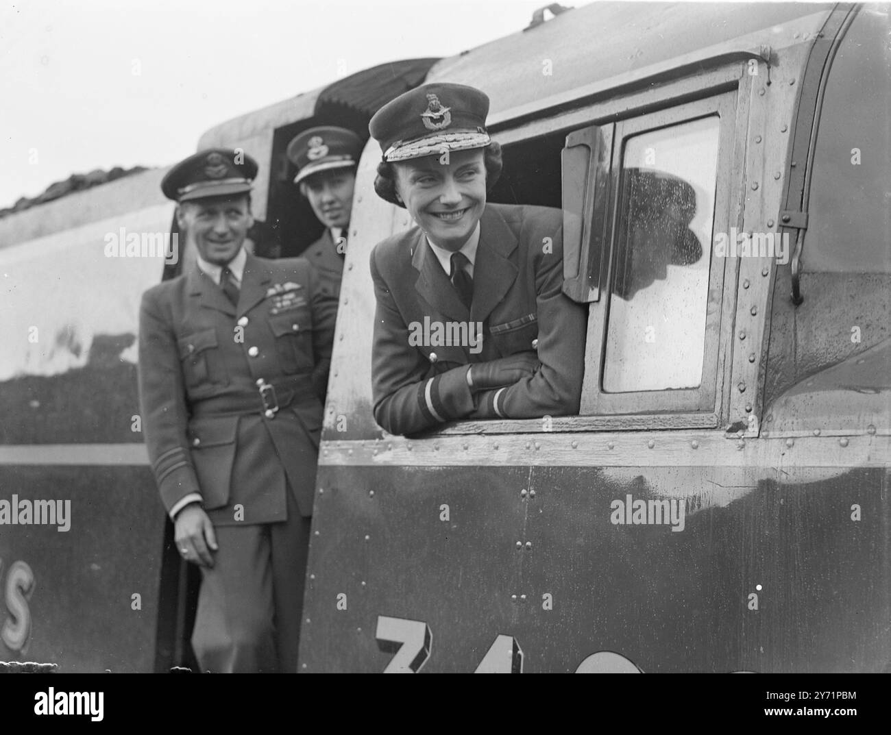 „WAAF's Birthday Gift“ - Kommandant Names Engine. Ein neues Triebwerk der britischen Battle of Britain wurde heute von Air Commandant Felicity Hanbury, Direktor der W.A.A.F. auf der Priory Station in Dover als Hawkinge bezeichnet. Heute war der neunte Geburtstag der Women's Auxiliary Air Force, und Hawkinge Airfield, heute ein WAAF-Trainingslager, war eine Kampfstation an der Front während der Schlacht von Großbritannien. Das Bild zeigt: 'Pilot aus der WAAF' - Air Commandant Felicity Hanbury, Direktor der WAAF, blickt von der Fußplatte des neu getauften 'Hawkinge' in Dover. Juni 1948 Stockfoto