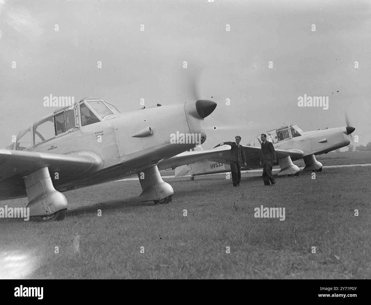 'Wings for India' - neue Flugzeuge für New Dominion drei ' Prentice' - dreisitziges Grundtrainingsflugzeug, Großbritanniens aktuellstes militärisches Trainingsflugzeug, starteten ihren 5.600-Meilen-Lieferflug von Luton, Bedfordshire nach Ambala, Indien. Das neue Flugzeug trug das blaue und silberne „Chakra“, das kreisförmige Emblem des Dominion und auch das weiße und grüne Safran-Trikolore Indiens. Das Bild zeigt: Mit drehenden Luftschrauben, dem neuen Prentice Trainingsflugzeug, Taxi in Position für den Start in Luton. Juli 1948 Stockfoto 'Wings for India' - neue Flugzeuge für New Dominion drei ' Prentice' - dreisitziges Grundtrainingsflugzeug, Großbritanniens aktuellstes militärisches Trainingsflugzeug, starteten ihren 5.600-Meilen-Lieferflug von Luton, Bedfordshire nach Ambala, Indien. Das neue Flugzeug trug das blaue und silberne „Chakra“, das kreisförmige Emblem des Dominion und auch das weiße und grüne Safran-Trikolore Indiens. Das Bild zeigt: Mit drehenden Luftschrauben, dem neuen Prentice Trainingsflugzeug, Taxi in Position für den Start in Luton. Juli 1948 Stockfoto