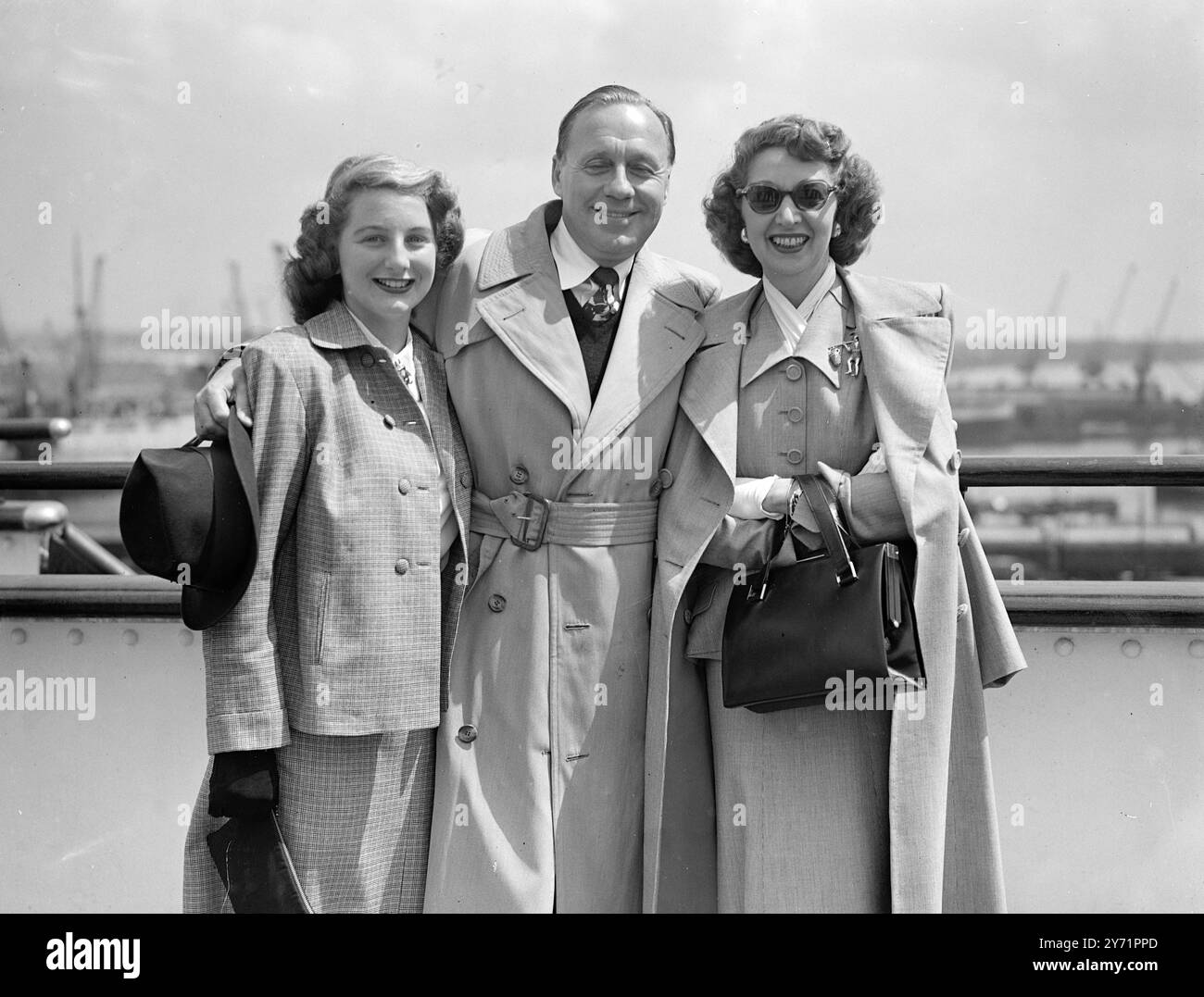 Als der berühmte amerikanische Komiker und Radiostar Jack Benny heute aus New York auf dem Cunard White Star Liner Queen Elizabeth nach Southampton kam, waren seine Frau (Mary Livingstone) und seine Tochter Joan bei ihm. Juli 1948 Stockfoto