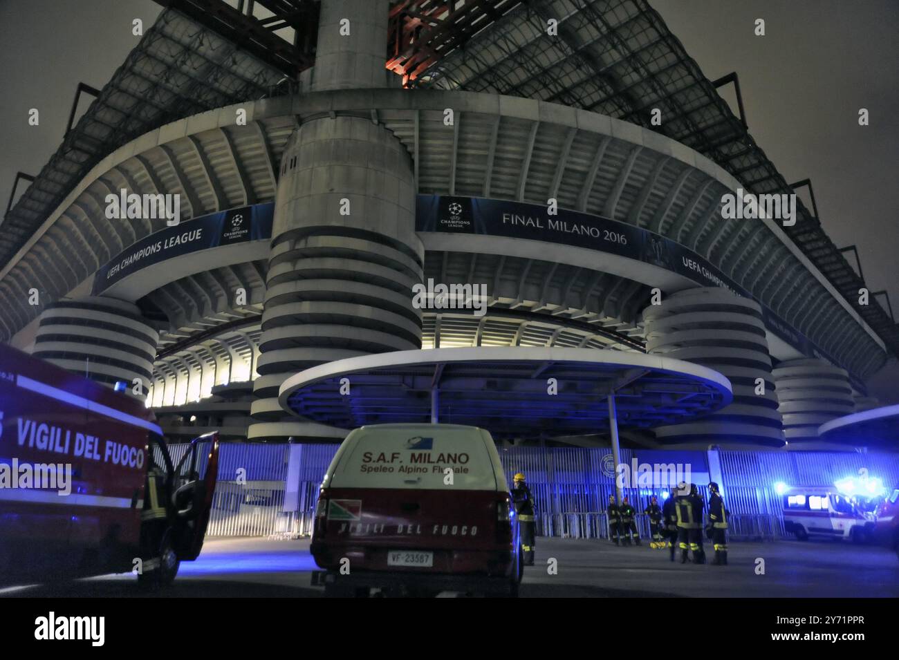 - Mailand, gemeinsame Übung der Polizei und der Sicherheitskräfte bei der Simulation eines Terroranschlags in der U-Bahn und im Stadion. - Milano, esercitazione congiunta delle forze dell’ordine nella simulazione di un attacco terroristico alla metropolitana e allo stadio Meazza. Stockfoto