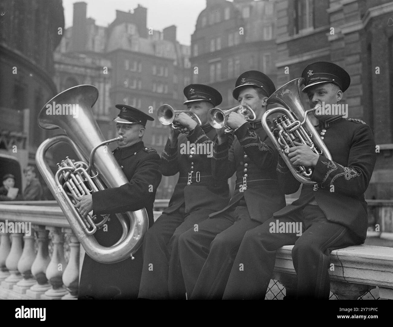 BRASS BAND CHAMPIONSHIP die National Brass Band CHAMPIONSHIP 1948 findet in der Royal Albert Hall in London statt. 15 Bands mit 357 Bandsleuten werden an dieser vierten Nachkriegsmeisterschaft teilnehmen. Zu den Finalisten zählen bekannte Bands wie die Black Dyke Mills Band , die Present National Champions, die Brighouse and Rastrick Band , die Black Hall Colliery Band und die Fairey Aviation Works Band . Jede Band wird Juroren sein, wenn sie Henry Goehls "Rhapsodie an der Küste Cornwalls" spielt - das Teststück. DAS BILD ZEIGT: - Alles-zu-gether - vier Brüder Stockfoto