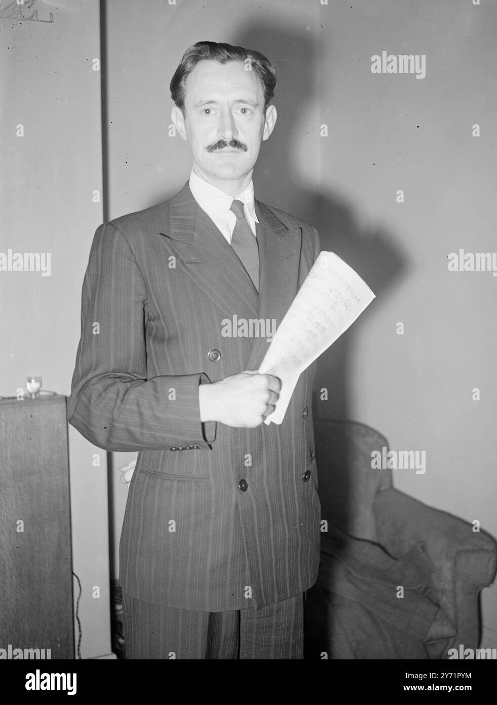 "ASSISTENZDIRIGENT, DER vor Einer Woche FÜR DAS LONDON ORCHESTRA AUSGEWÄHLT WURDE, erhielten sieben junge Männer die Möglichkeit, eines der berühmtesten Orchester der Welt zu dirigieren - das London Philharmonic Orchestra -, um einen Assistenzdirigenten zu finden - einen Job in Höhe von £1.000 pro Jahr. Hinter verschlossenen Türen in der Royal Albert Hall dirigierten die sieben Männer jeweils ein Stück , das von den Dirigenten des Orchesters ausgewählt wurde . Der Name des Gewinners wurde bekannt gegeben, und er will hat als Vorgesetzter Hollands Eduard Van Beinum, der das Orchester im neuen Jahr für sechs Monate übernimmt. DAS BILD ZEIGT: Mr. ANTHONY BAINES aus London, W Stockfoto