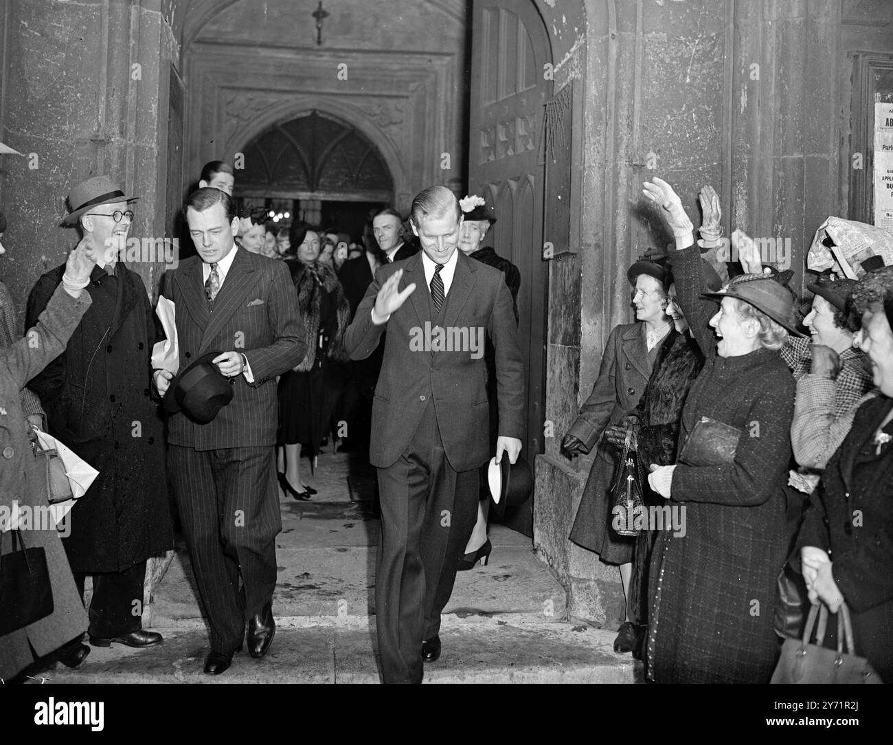 HERZOG VON EDINBURGH BEI DER TAUFZEREMONIE nahm der HERZOG VON EDINBRUGH an der TAUFE des ersten Kindes von Mr . Und Frau . David Butter, genannt Sandra Elizabeth Zia, in St. Margaret's Church, Westminster London. H.R.H. Prinzessin Elizabeth war die Pate. Mrs. Butter hat die jüngste Tochter von Sir Harold und Lady Zia Wernher. 1946 heiratete sie Captain Butter von der Scots Guards. DAS BILD ZEIGT:- der Herzog von Edinburgh würdigt den Jubel der Menschenmenge, die sich außerhalb der St versammelt hat. Margaret war bei der Taufe. Oktober 1948 Stockfoto