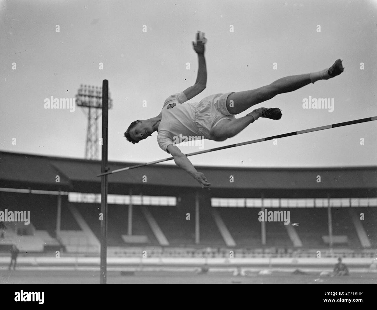 „Horizontal Style“ AG Ramsey (Victoria Park ACC) ist heute Nachmittag bei den Amateur Athletic Junior Championships in der White City im Hochsprung. Juli 1948 Stockfoto