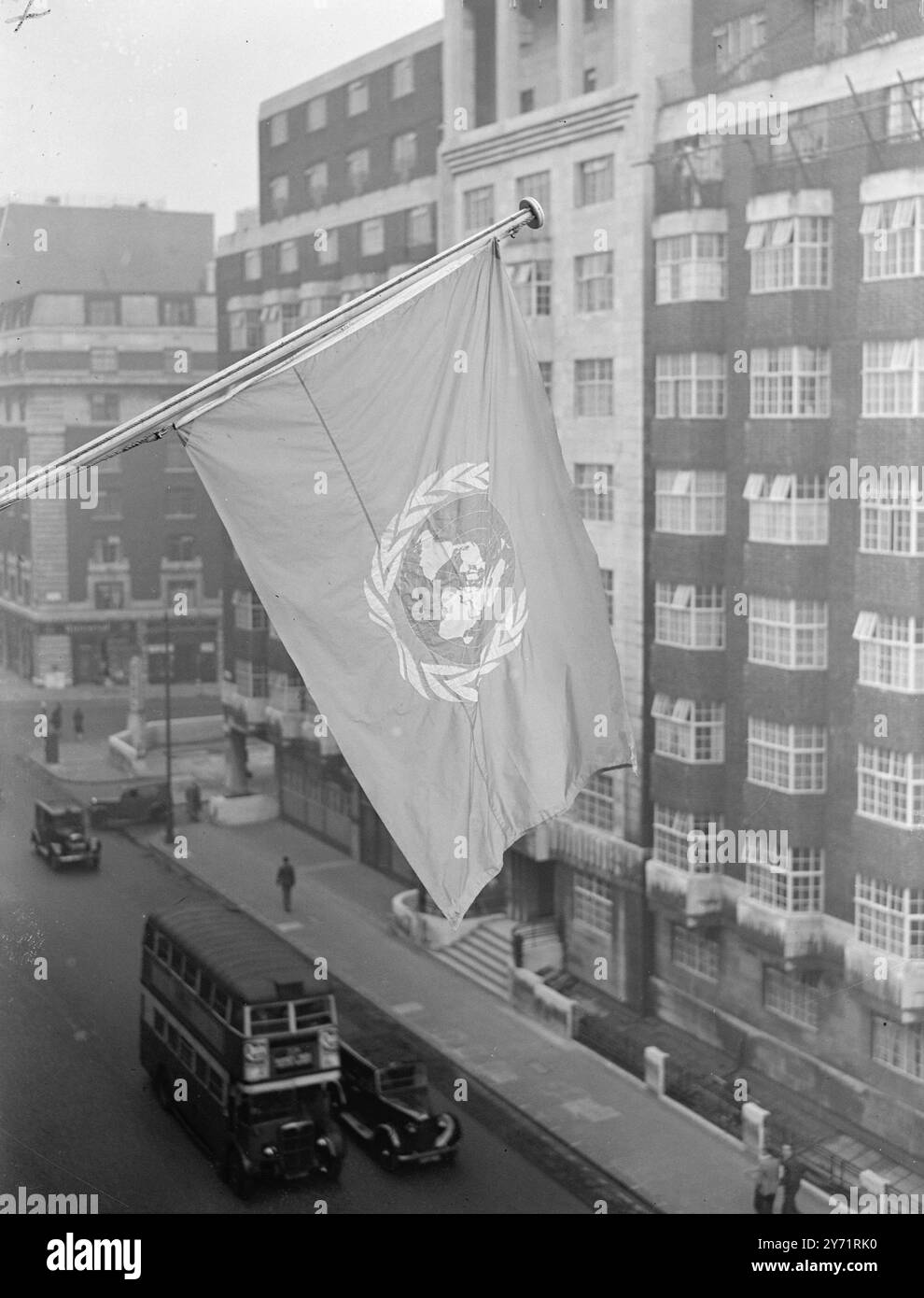Die FLAGGE DER VEREINTEN NATIONEN FLIEGT IN LONDON die Flagge der Vereinten Nationen, die das UN-Emblem auf blauem Hintergrund trägt, wurde erstmals offiziell in London gehisst. Sie fliegt vom flagstaff vor dem Gebäude der Vereinten Nationen auf dem Russell Square aus, um den dritten Jahrestag des Tags der Vereinten Nationen zu feiern . Oktober 1948 Stockfoto