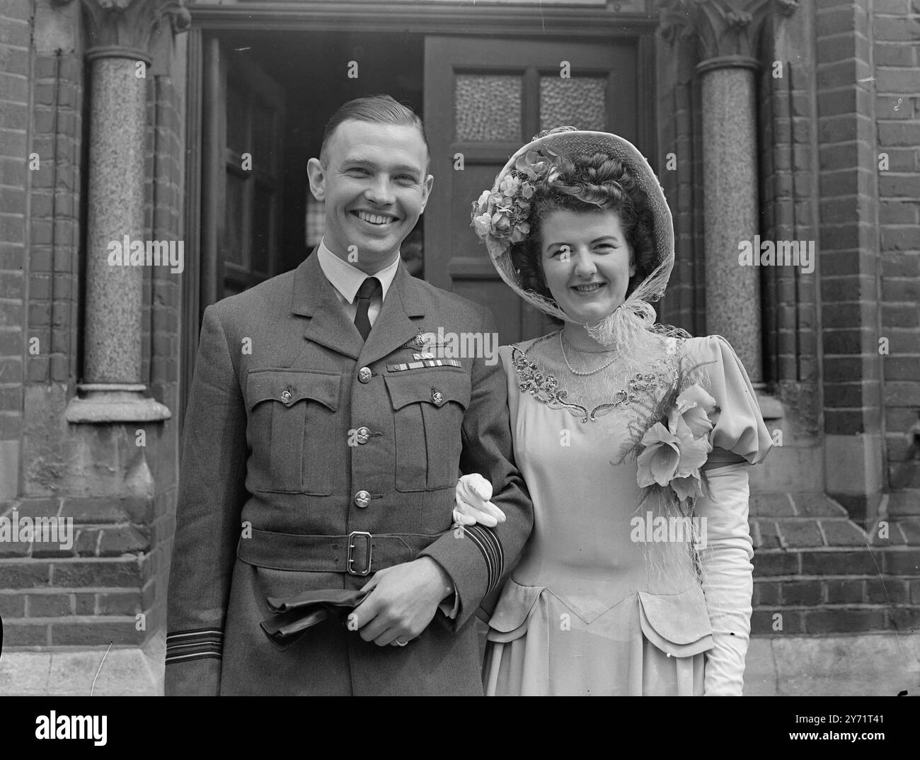 Peter Parott, ehemaliger Kampfpilot der britischen Schlacht, war heute mit Miss Mary Dunning aus Saltburn, Yorks verheiratet, einer Ex-Polizistin, die er kennenlernte, als er seine Schwester im Krankenhaus in Warwick besuchte, wo Mary im nächsten Bett eine Patientin war. Peter war das Originalmodell für das berühmte RAF-Rekrutierungsplakat während des Krieges. Das Bild zeigt: Der Anführer der Geschwader Peter Parott und seine Braut lächeln glücklich nach ihrer Hochzeit im South Ealing Registry Office. 17. Juli 1948 Stockfoto