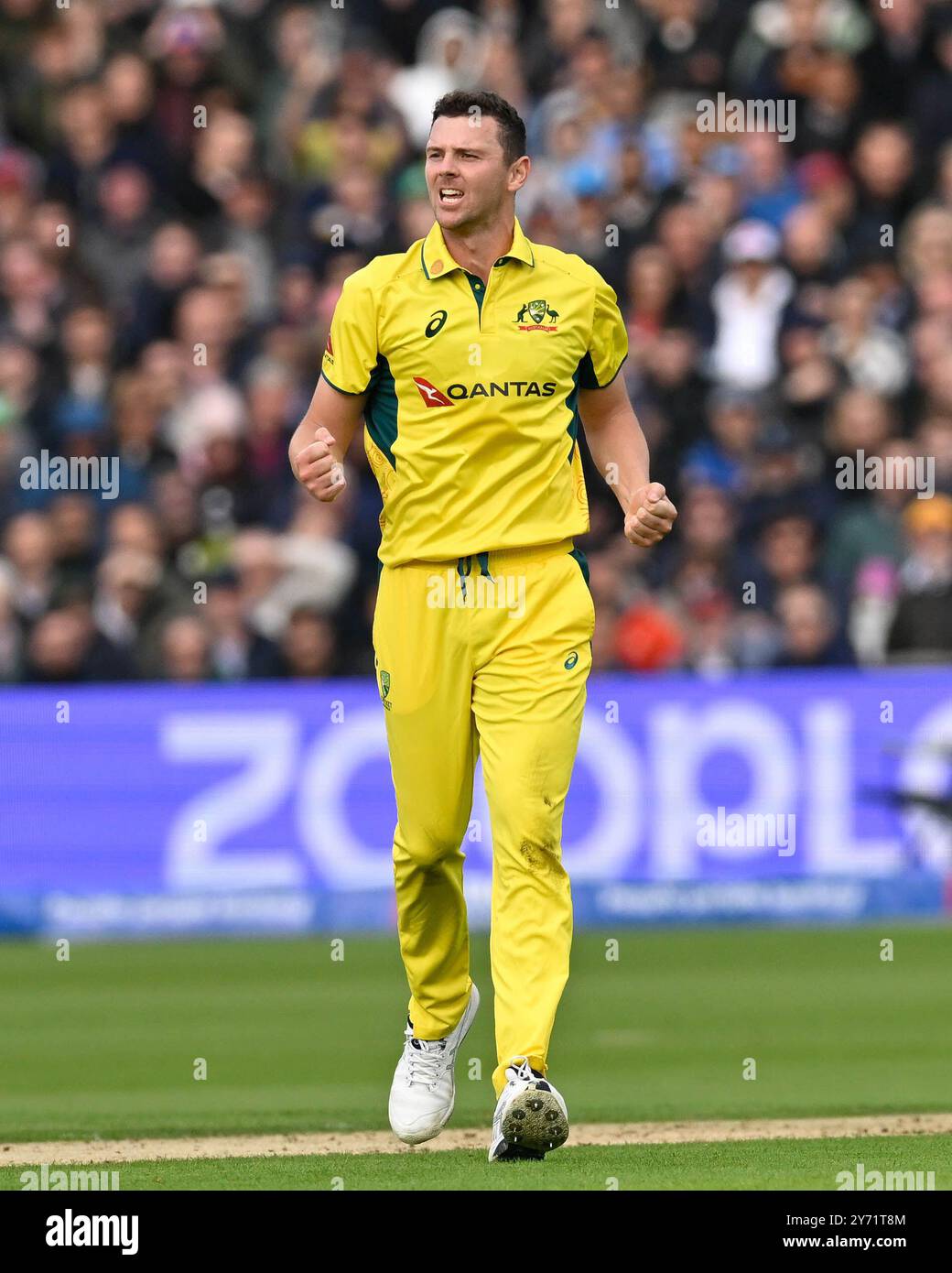 London, Großbritannien. September 2024. Josh HAZLEWOOD aus Australien feiert Bowling und Phil SALT aus England während der dritten Metro Bank One Day International England gegen Australien im Lords, London, Großbritannien, 27. September 2024 (Foto: Mark Dunn/News Images) in London, Großbritannien am 27. September 2024. (Foto: Mark Dunn/News Images/SIPA USA) Credit: SIPA USA/Alamy Live News Stockfoto