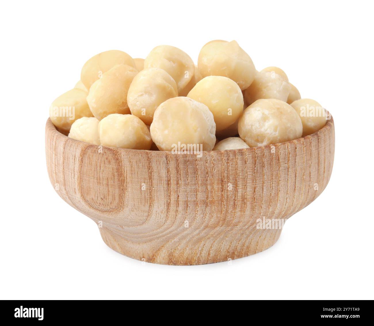 Macadamia-Nüsse in Schüssel isoliert auf weiß Stockfoto