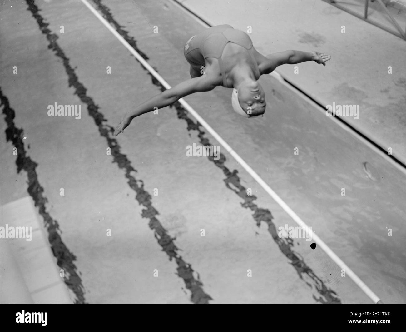Vicki Draves US Olympic Diver Frau Vicki Manalo Draves - sie verwendet immer ihren vollen Namen - die 1946 und 1947 die Titel der Senior High-Platform gewann, 1946 und 1947 einen Titel erhielt und eine führende Hoffnung im US-amerikanischen Olympiatauchteam ist. Sie ist 25, englische und philippinische Abstammung, mit dunkelbraunen Augen und einer Masse von dicken schwarzen Haaren. Vicki, die mit 16 mit dem Tauchen begann, heiratete vor zwei Jahren ihren Coach Lyle Draves, einen ehemaligen Tauchmeister. Ihr Zuhause ist in Pasadena, Kalifornien. Foto zeigt: Mrs. Vicki Manalo Draves führt während des Trainings im Wembley Empire Pool einen stilvollen Tauchgang durch. 26. Juli 19 Stockfoto
