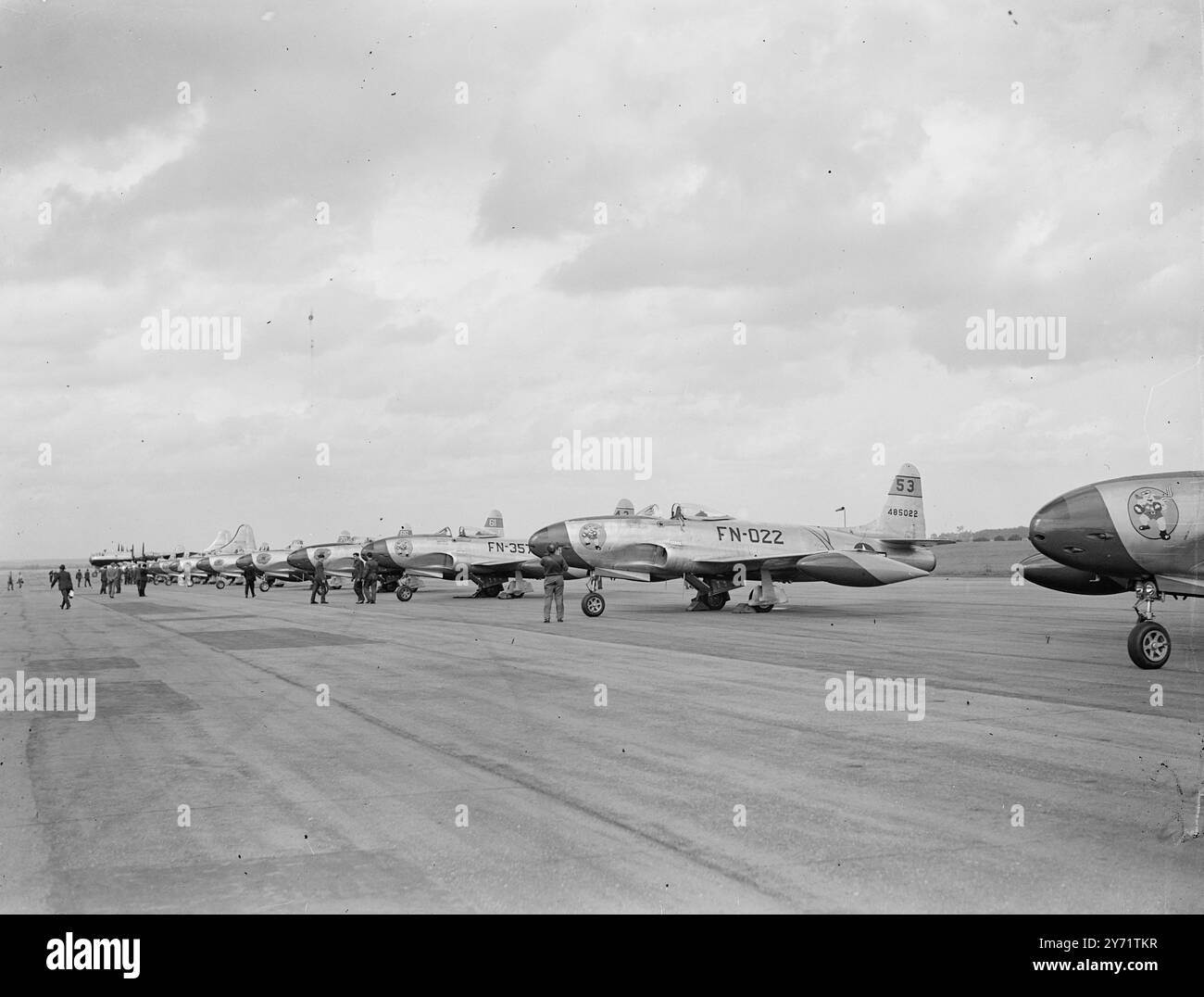 'Shooting Stars' - Ankunft in Odiham. Ein Geschwader von F80 (Shooting Star) der United States Air Force erreichte die RAF-Station Odiham, Hants, nachdem er den Nordatlantik auf der ersten West-Ost-Überquerung geflogen hatte. Sie standen unter dem Kommando von Lieut Colonel C Schilling. Fotoshows : 'Galaxy of Shooting Stars' - die US 'Shooting Stars' bilden eine Linie am Bahnhof Odiham, nachdem sie heute angekommen sind. 21. Juli 1948 Stockfoto