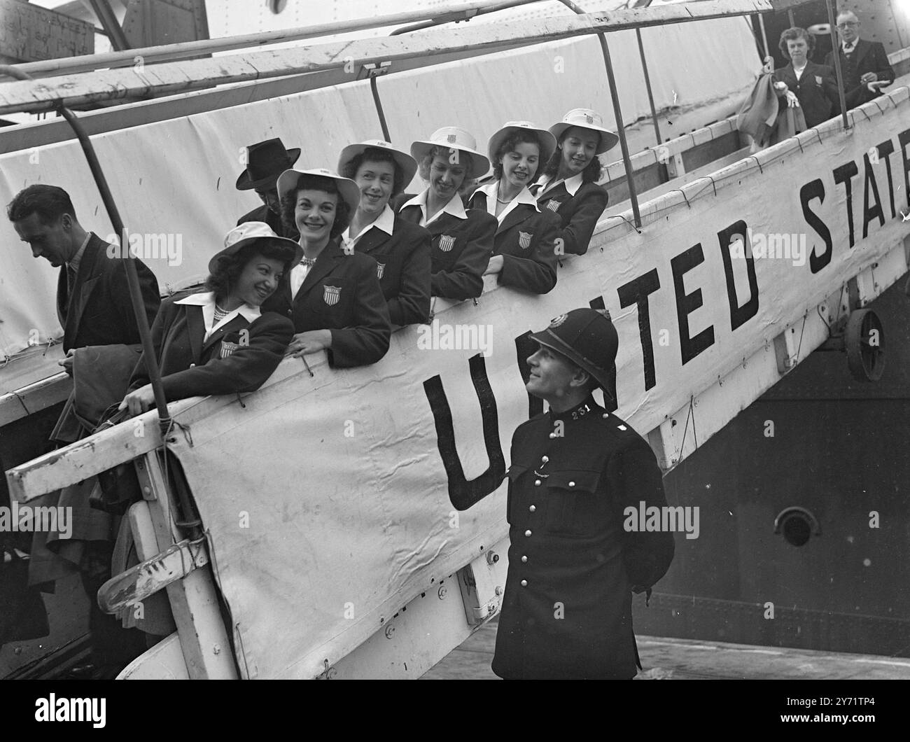 "Nach den Preisen" - US-Olympiasieger kommen an. Sie kommen heute in Southampton auf dem Flaggschiff der United States Lines an, lassen die lächelnden Mitglieder des US-Olympiamanns das Gymnastikteam und den „bobby“ wissen, dass sie nach Preisen hier sind. Von links nach rechts sind sie Helen Schifano, Consetta Lenz, Meta Elste, Dorothy Dalton, Anita Simonis und Laddie Bakanko. 21. Juli 1948 Stockfoto