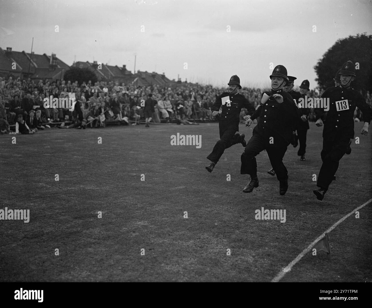 Als Abwechslung von der Verfolgung von Kriminellen liefen sich diese Polizisten der Bristol Constabulary beim 100 Yards Flat-Rennen im Bristol Constabulary Athletic Meeting gegenseitig an. Sie sind zwar keine Olympiasieger, aber sie sind sicher schnell von der Marke abgekommen. D Reed von der B-Division gewann. 25. Juli 1948 Stockfoto