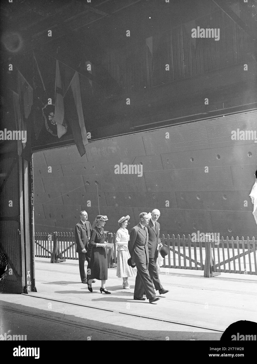König, Königin und Prinzessin Margaret sehen die „Königin Elizabeth“. Ihre Majestäten, der König und die Königin, haben heute zusammen mit Ihrer Königlichen Hoheit Prinzessin Margaret einen informellen Besuch der Southampton Docks gemacht, um das größte Schiff der Welt zu sehen, die 'Queen Elizabeth' der Cunard White Star Line. Das ist das erste Mal, dass der König das Schiff sah, während die Königin den dritten Blick auf das Schiff hatte. Hauptgrund für den Besuch war die Besichtigung eines neuen Porträts der Königin von Herrn Oswald Birley. Es hängt in der Hauptlounge des Schiffes. Das Bild zeigt: Herr E A Bates, Vorsitzender von Cunard White Star Lines, begleitet HM Th Stockfoto