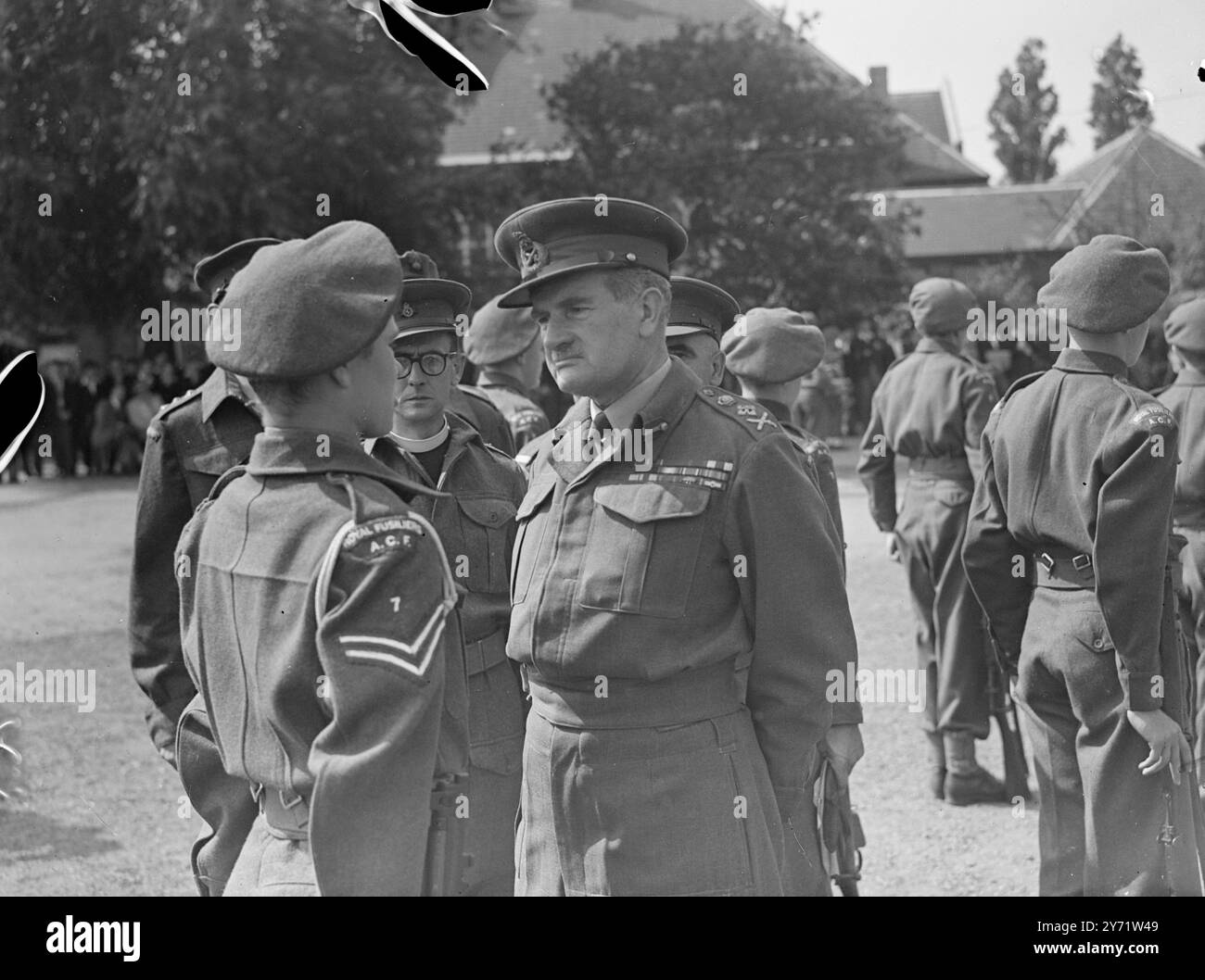 General Slim inspiziert Kadetten. General Sir William Slim, inspizierte heute das 7. Kadettenbataillon, die Royal Fusiliers at New Cross / das Bataillon erreichte in diesem Jahr einen Rekord bei Prüfungen mit 84 von 84 Kandidaten, die Teil 1 oder Teil 11 des Zertifikats A bestanden. Dies ist ein Allzeitdatensatz für jede Schulklasse oder Kadetteneinheit. Das Bild zeigt: - General Sir William Slim unterhält sich mit einem Korporal während seiner Inspektion des Kadettenbataillons. 27. Juli 1948 Stockfoto
